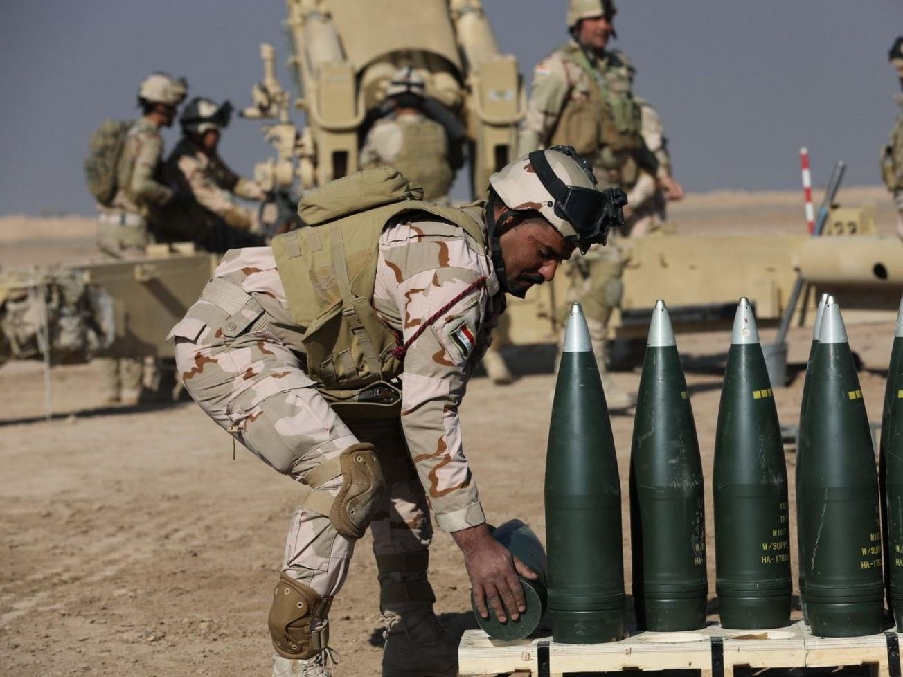 An Iraqi army soldier training with an M198 155mm howitzer artillery piece