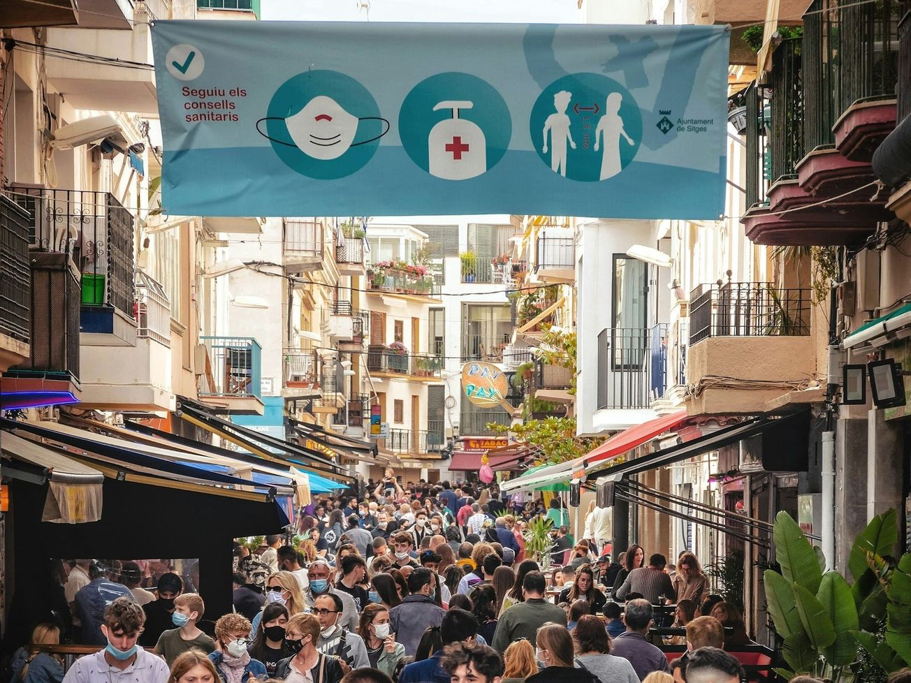 A crowd of people during the COVID-19 pandemic. 