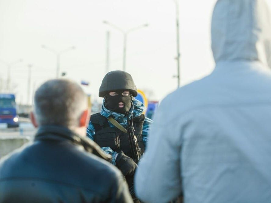 Masked troops equipped with Russian weapons in Crimea.