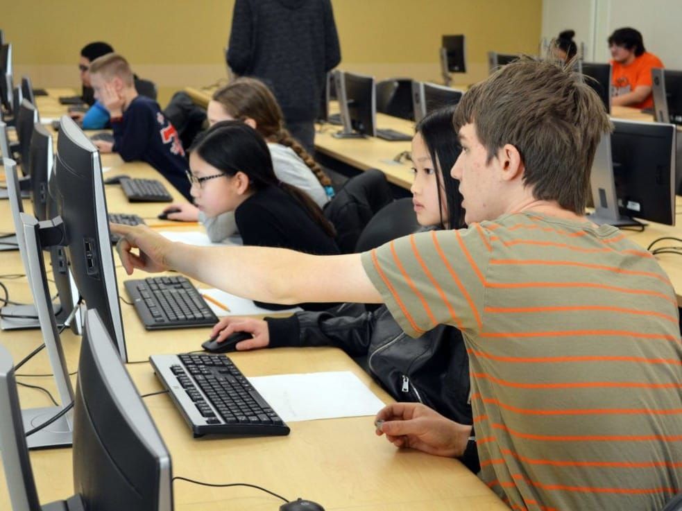 A student-run college club helps home-schooled kids on computers