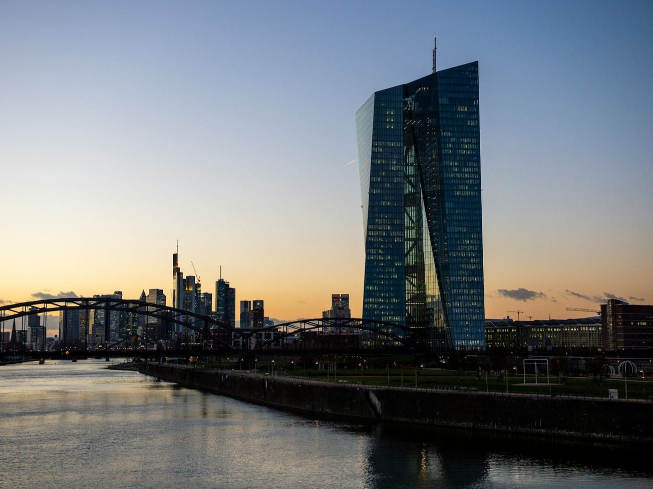 Central bankers urge tax raises or spending cuts to tackle infation