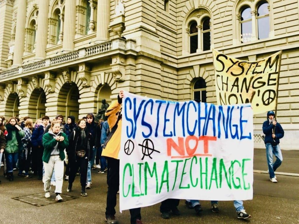 Student climate demonstrators in front of the Federal Palace at Bern