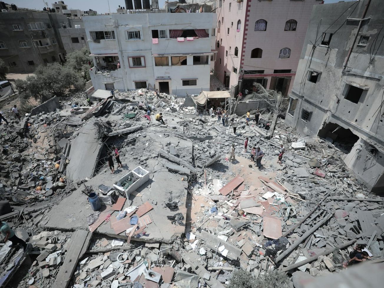 Caught up in the war in Gaza, civilians anxiously await aid