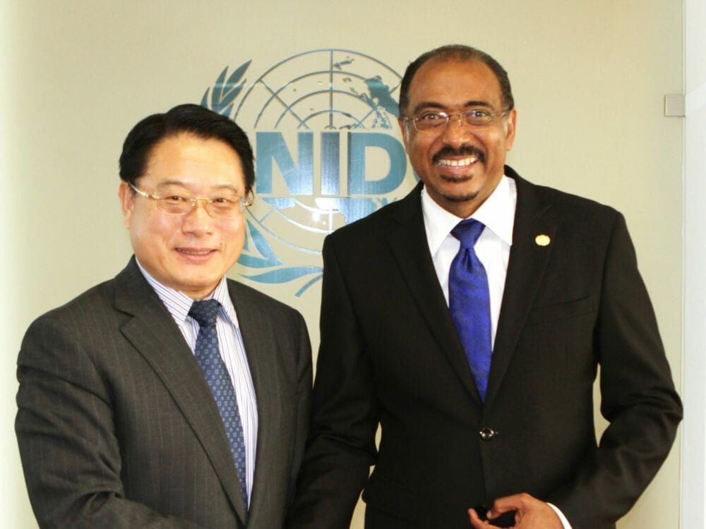 Michel Sidibé of UNAIDS, right, with UNIDO's LI Yong