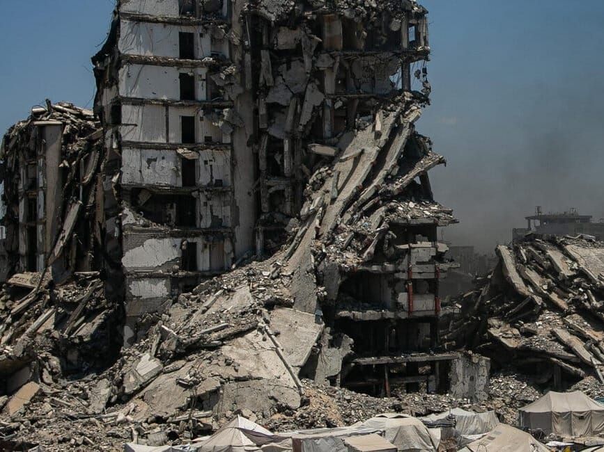 Families live in dire conditions amid destroyed buildings and fighting in western Gaza City. 