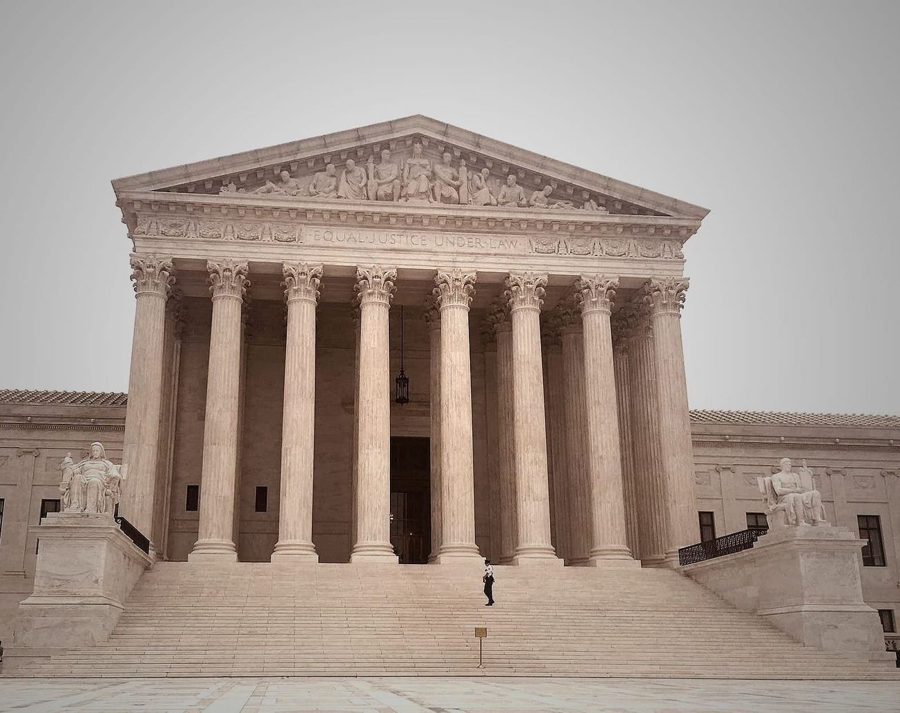 Liberal and conservative U.S. Supreme Court justices strongly questioned President Donald Trump's use of emergency power to impose tariffs on countries around the world. 