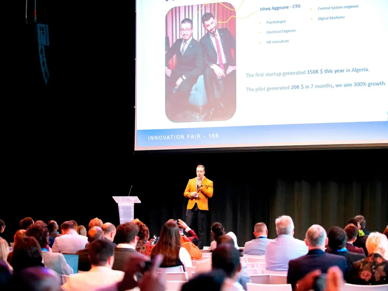 An innovator pitching at the 2025 Innovation Fair in Brussels. (©Kamand Razavi for the European Commission).