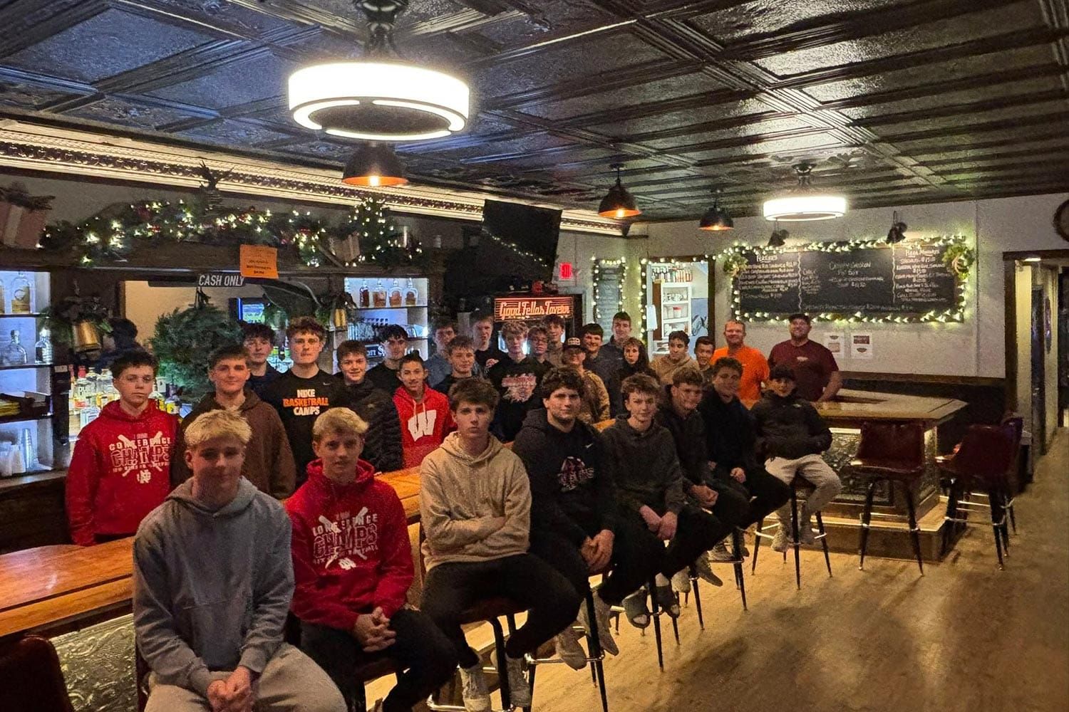 New Glarus Boys Basketball Pitches In for Pizza Fundraiser in Argyle