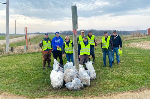 New Glarus Lions Help Clean Highway 39