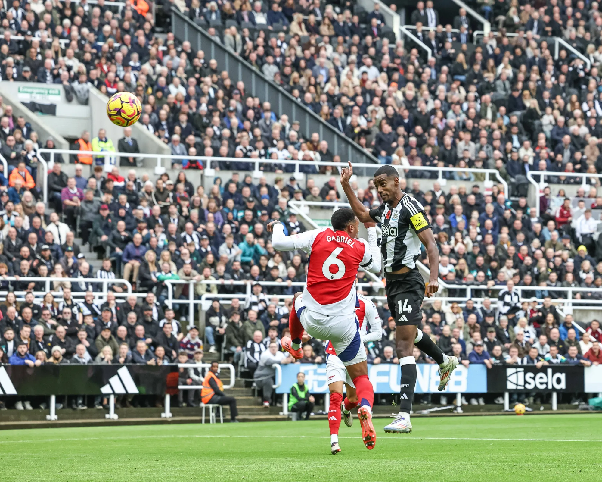 Alexander Isak in action for Newcastle United against Arsenal