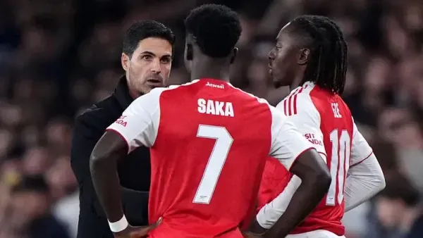 Arsenal manager Mikel Arteta with Bukayo Saka and Eberechi Eze (Bradley Collyer/PA)