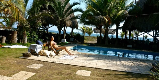 paredon surf house pool