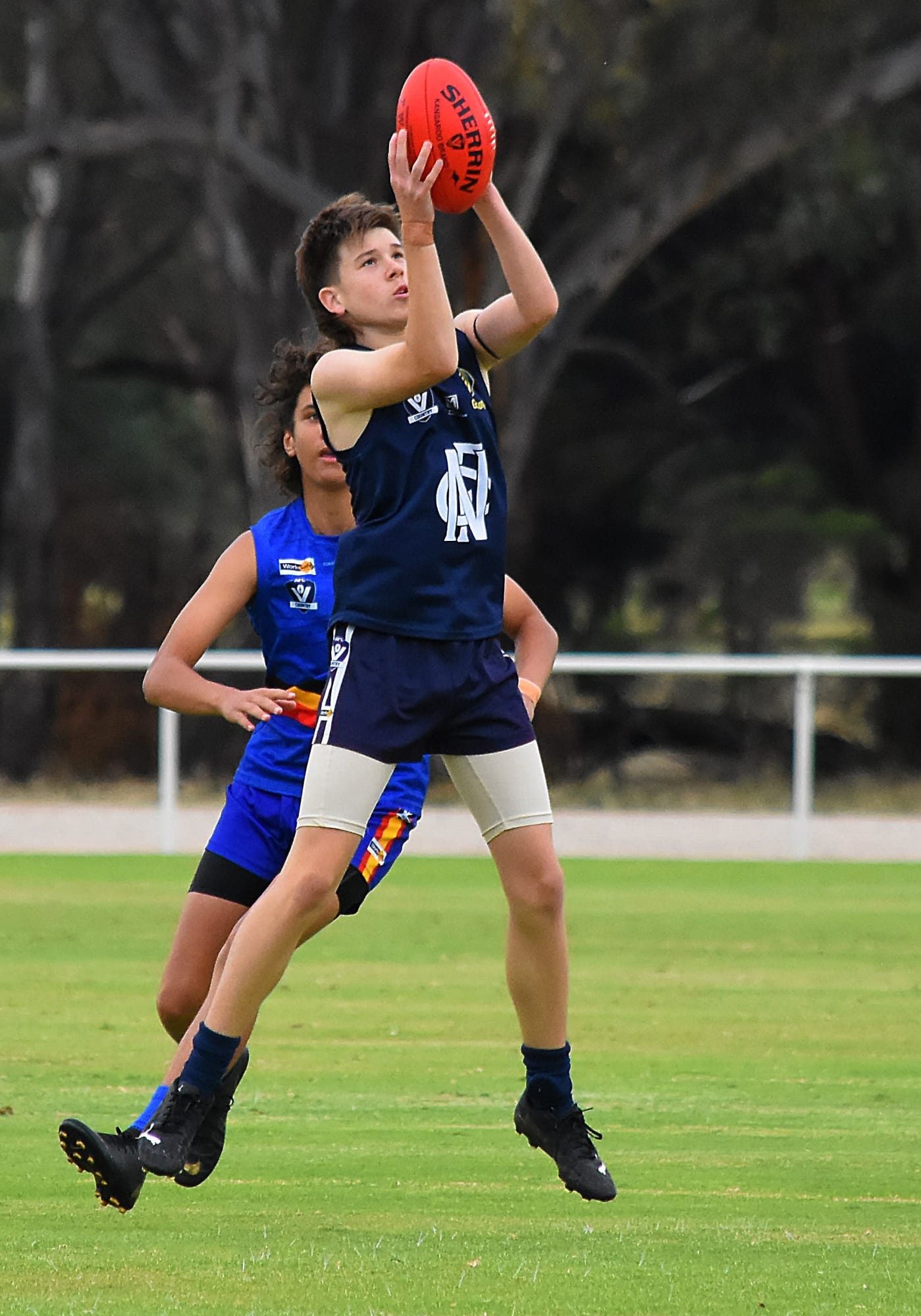 Strong overhead... Ayden Siermans marks strongly in front of his opponent. 