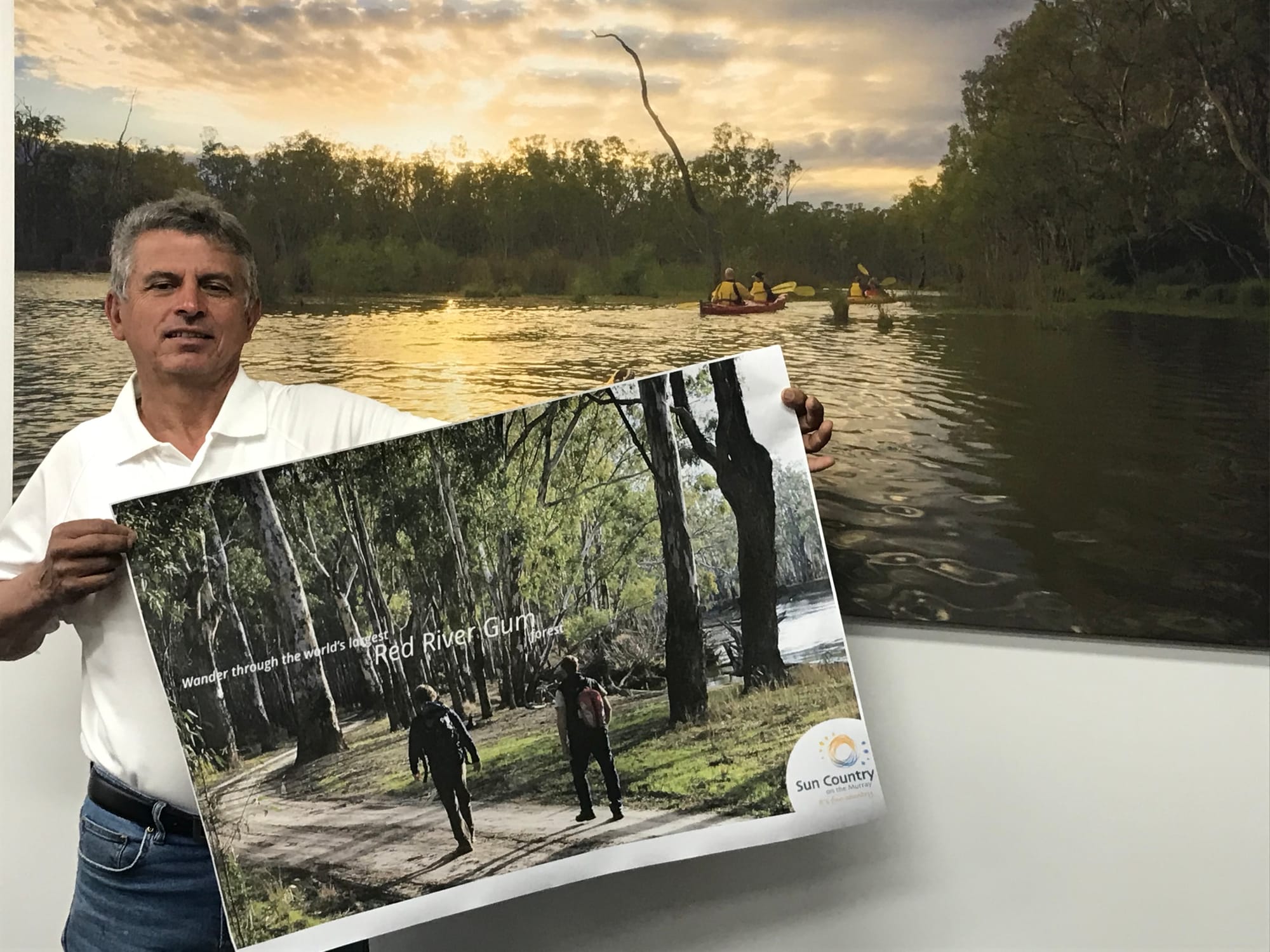 Reconnecting ... Mayor Cr Libro Mustica with one of the images that council has made into vPostcards.