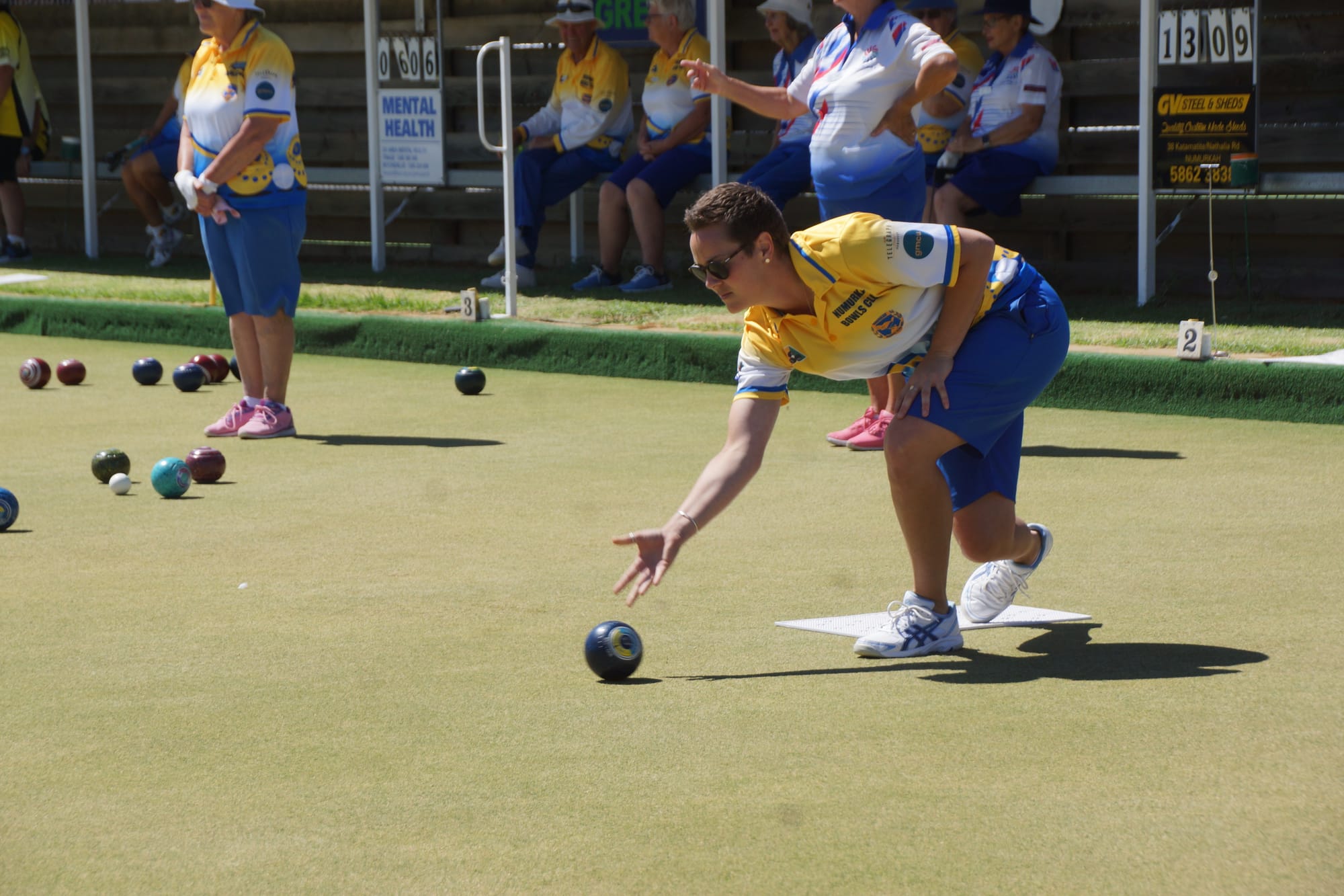 Perfect technique... Tay Hills sends one down the left side of the green. 
