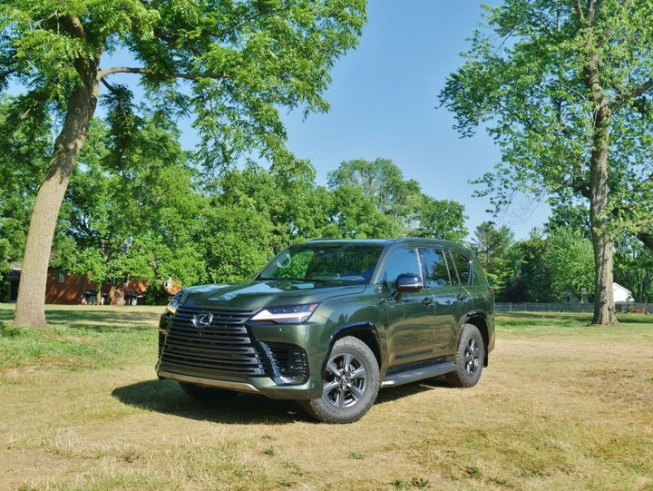 2025 Lexus LX 700h Overtrail exterio