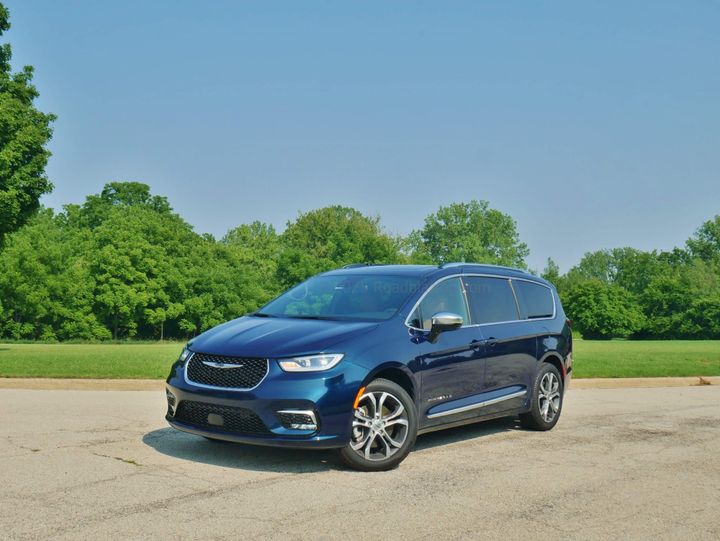 2025 Chrysler Pacifica Pinnacle AWD exterior