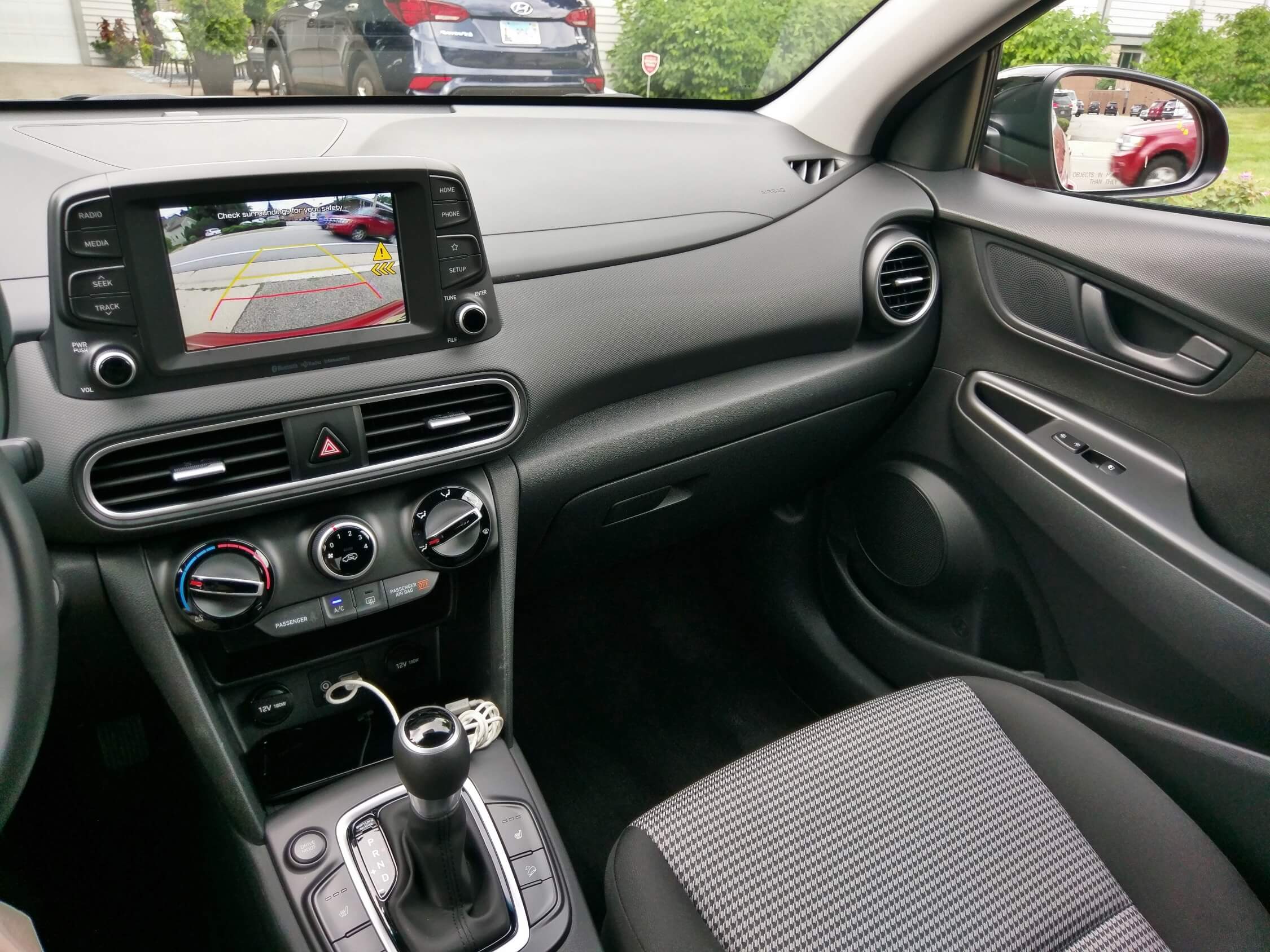 2018 Hyundai Kona SEL: Rear cross traffic warning "sees" and "warns" of a car entering the back-up path