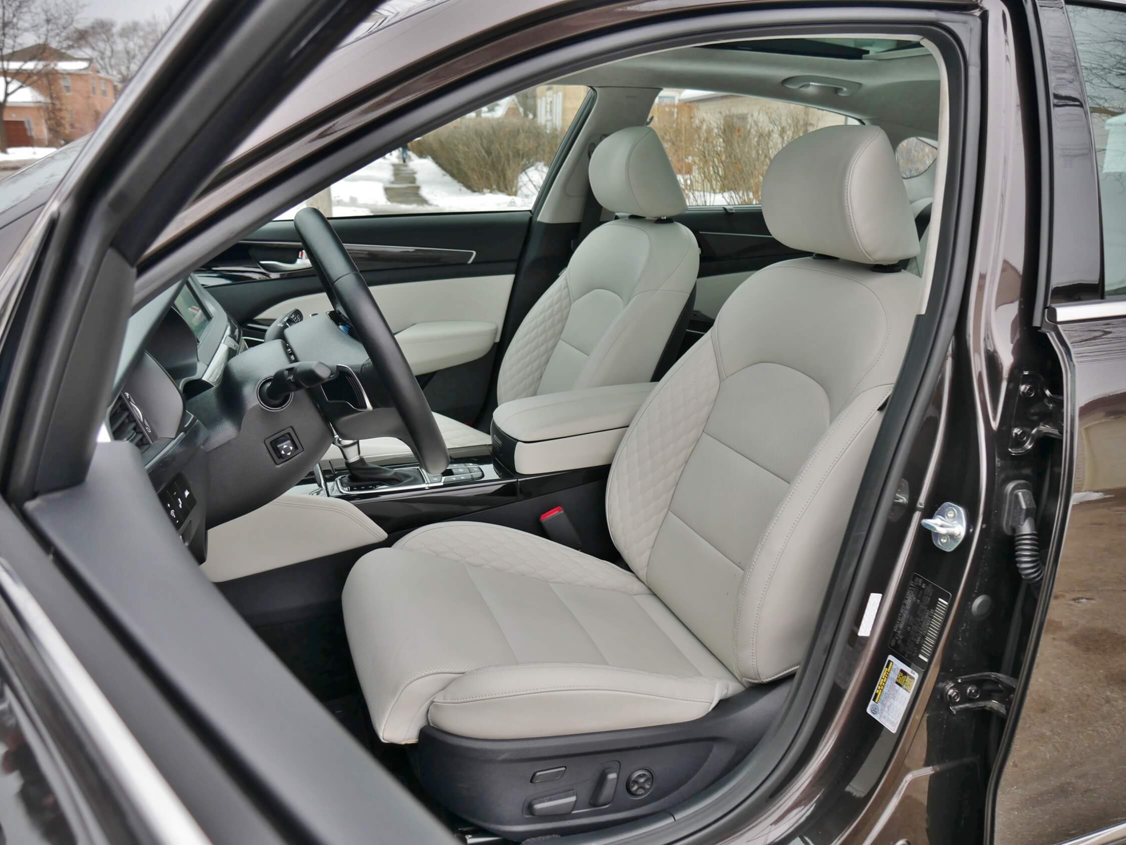 2017 Kia Cadenza Limited: Diamond quilt patterned leather stands out on 14 way driver's / 10 way heated / cooled front pax seats