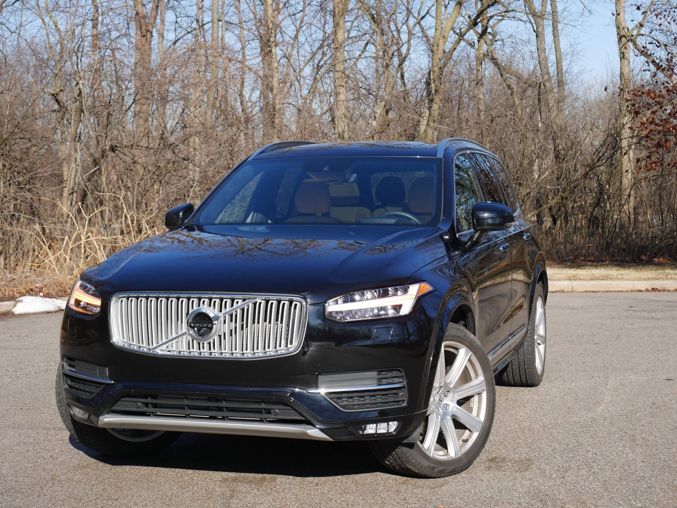 2017 XC90 T6 AWD Inscription: Restrained vertical slatted grille size is dominated by available T-shaped Thor's Hammer white / amber alternating DRLs