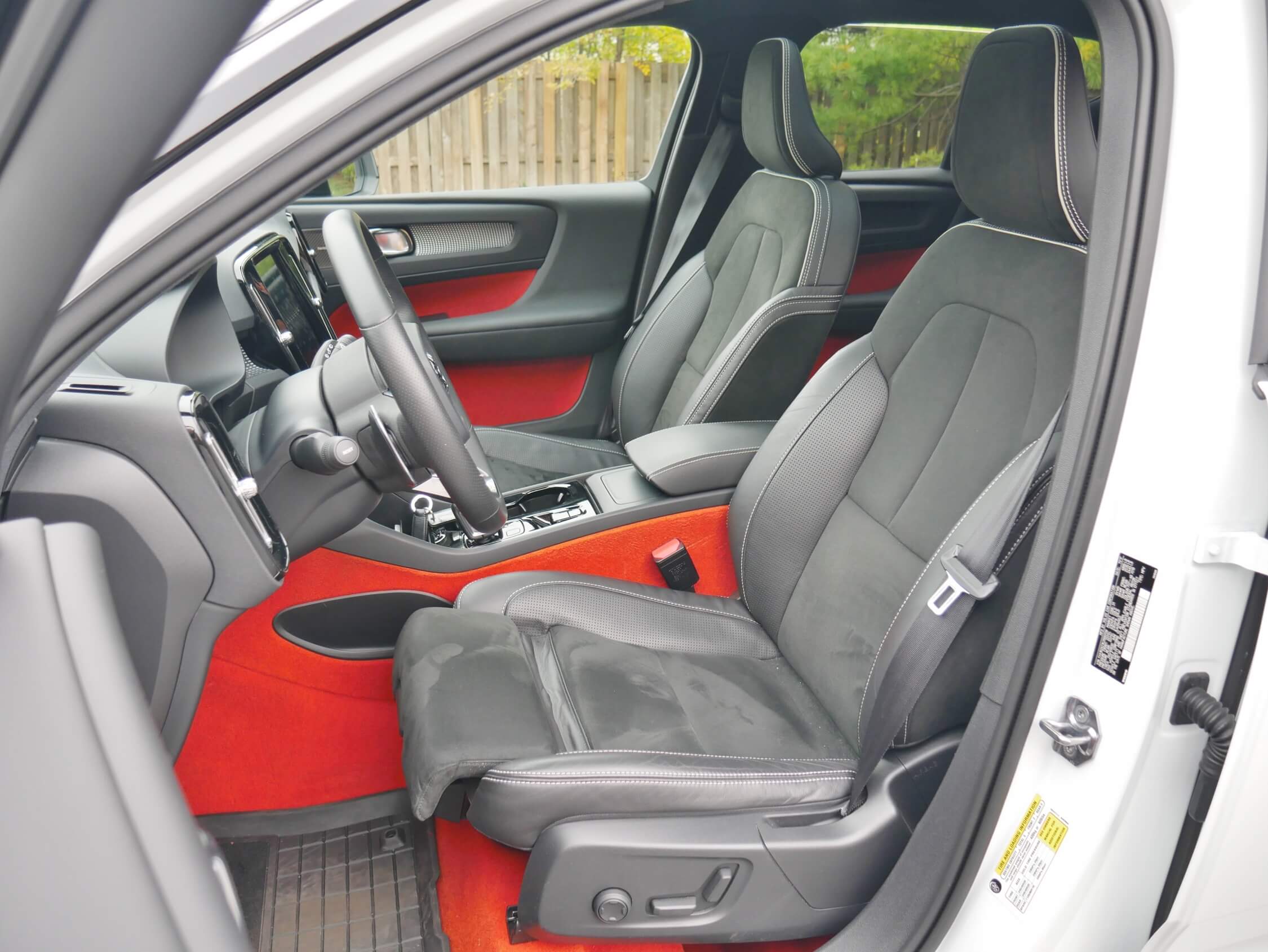2019 Volvo XC40 T5 R-Design: Nappa leather & nubuck cover the 8-way power heated driver's, 4-way front pax sport seats, w/ pull-out knee extensions