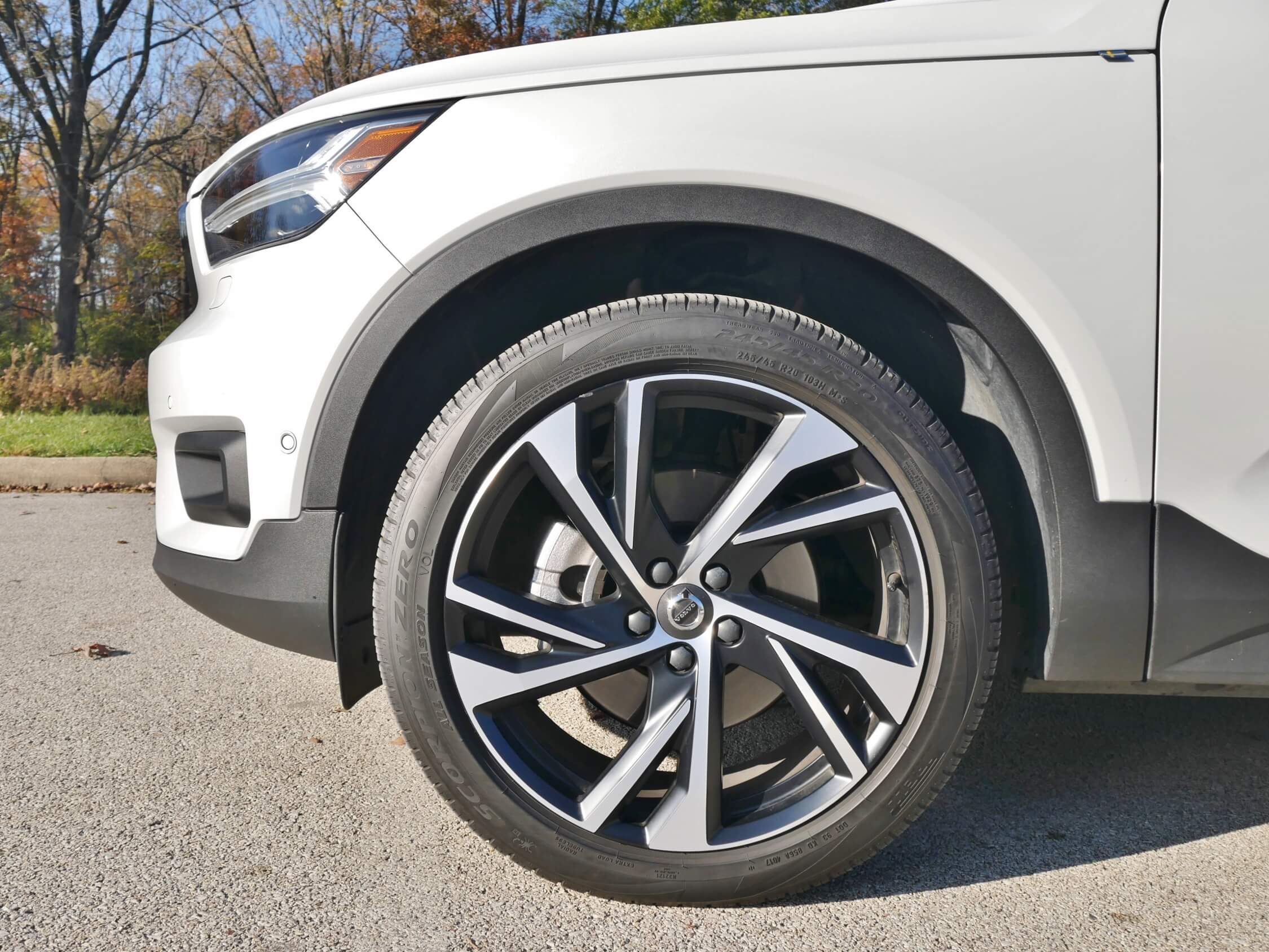 2019 Volvo XC40 T5 R-Design: $800 1"-inch "upgrade" to 20" alloy wheels makes a taut independent suspension overly so, w/o improving steering feel