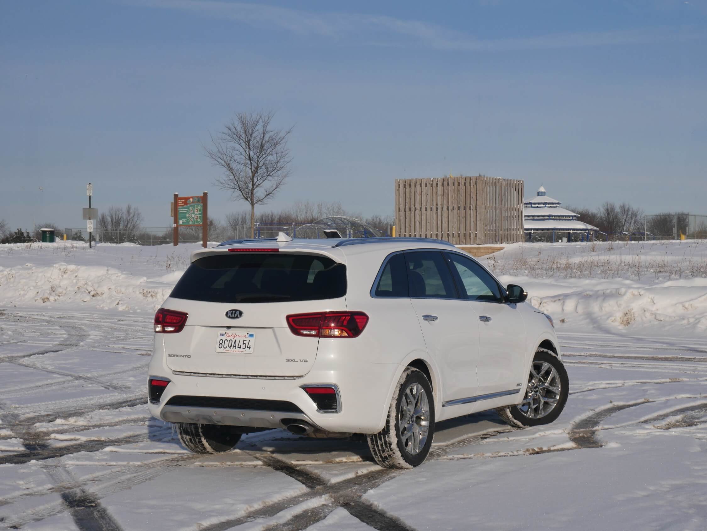 2019 Kia Sorento SXL AWD: Front air dam and rear valance corners include chrome banded faux black mesh diffusers.