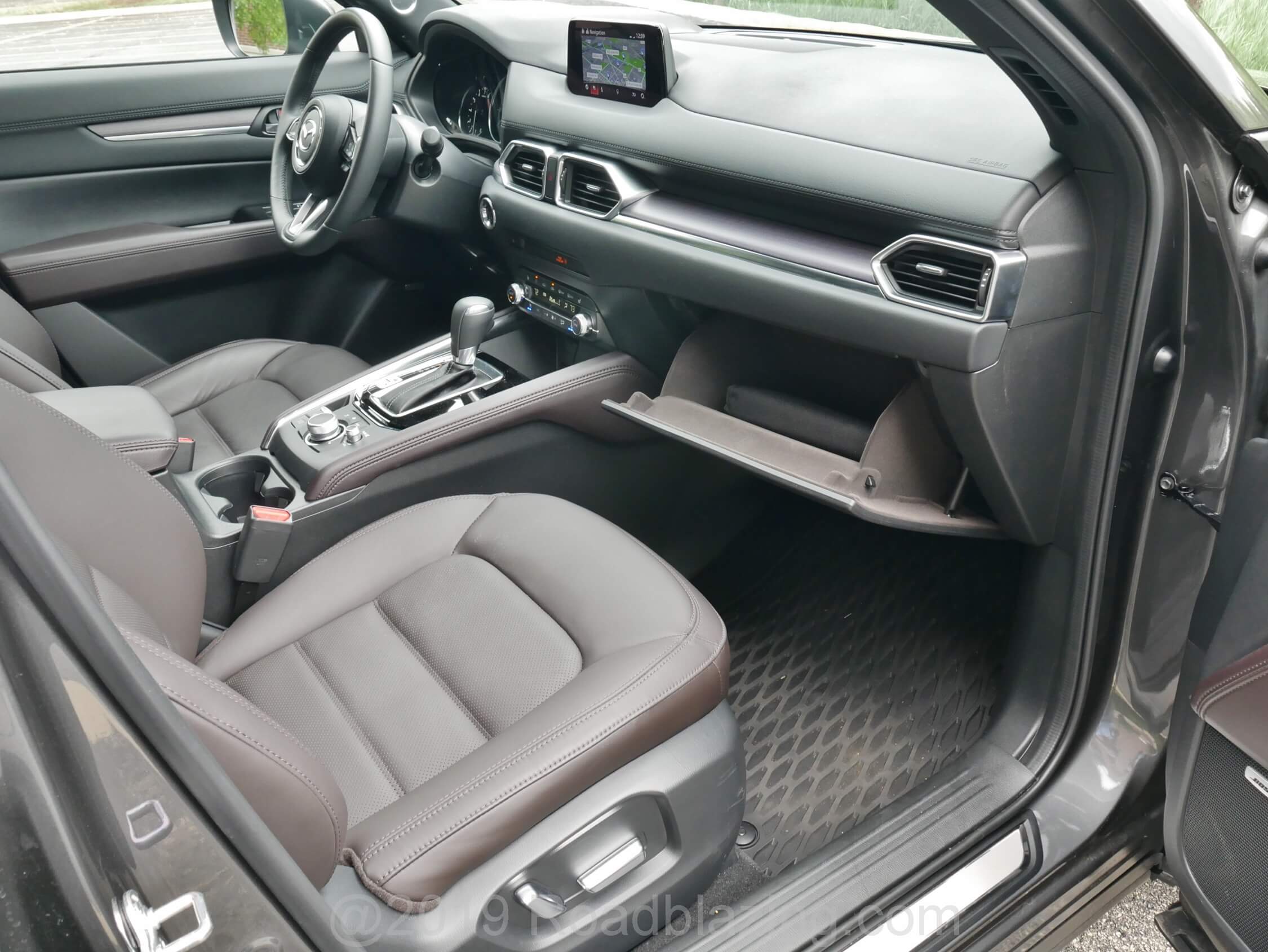 2019 Mazda CX-5 Signature AWD: A front cabin marked by refinement in finish and attention to detail = more humanizing.
