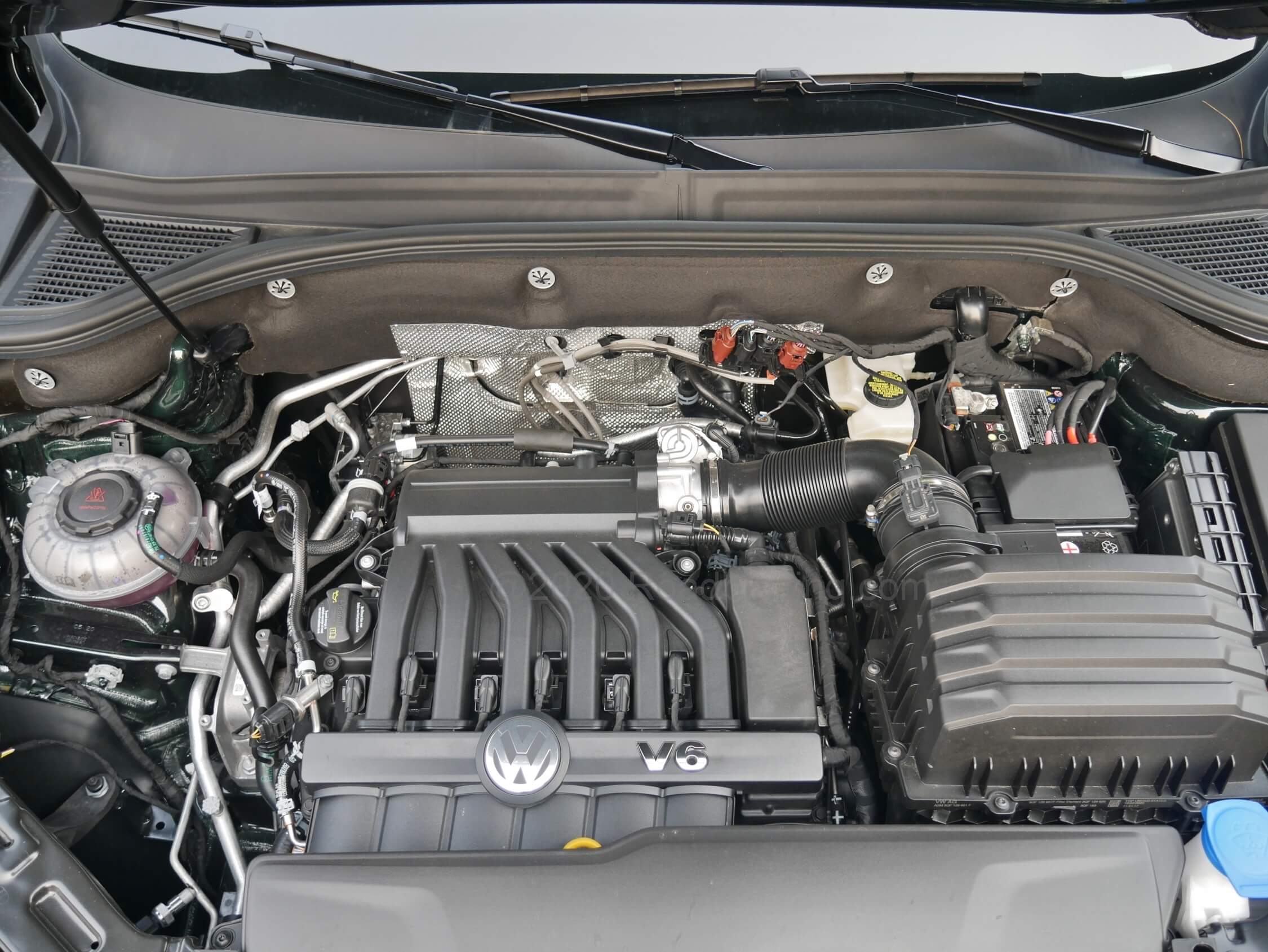 2021 Volkswagen Atlas V6 SEL: Unique single head over the narrow angel V6 engine block.