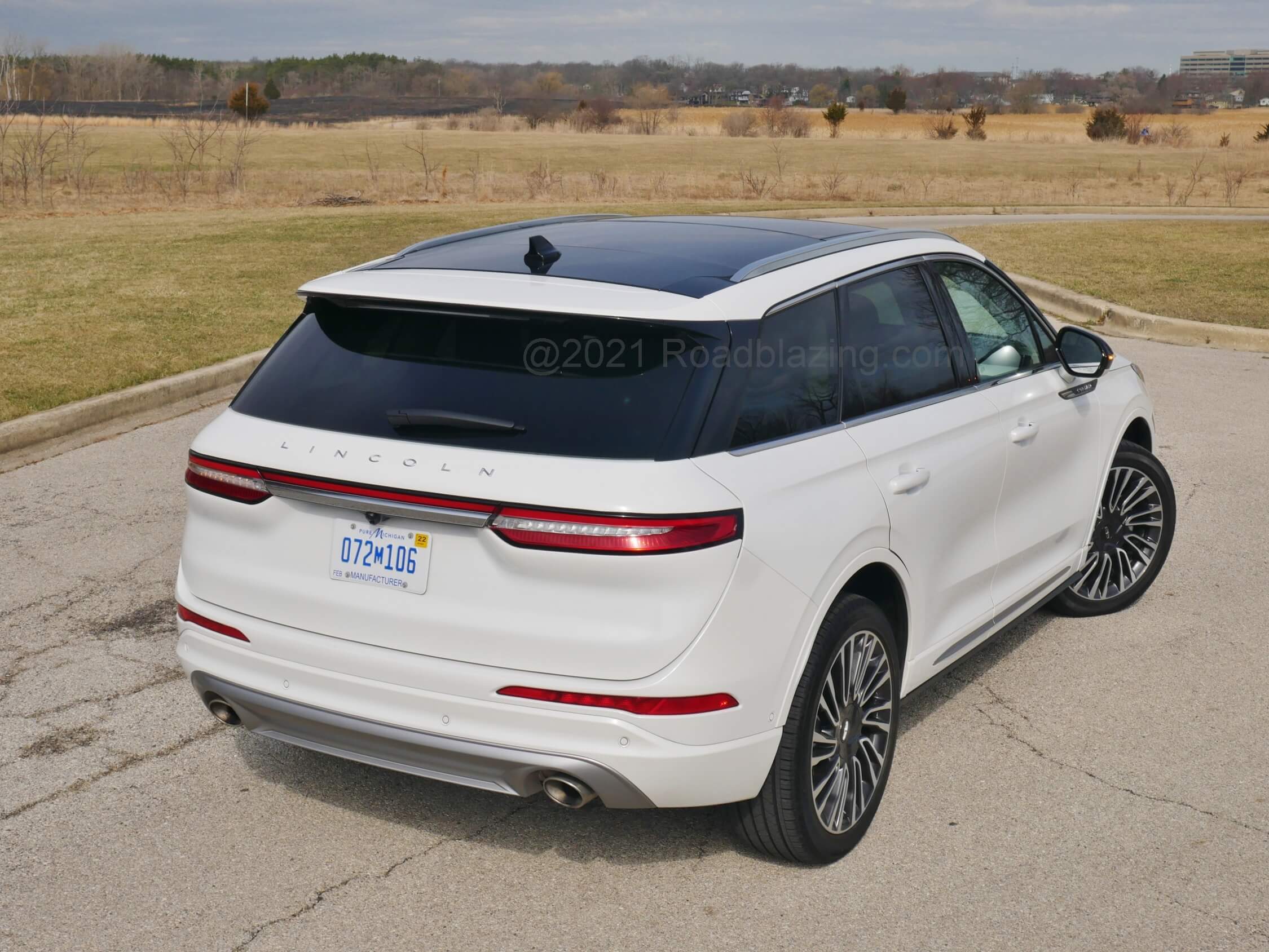 2021 Lincoln Corsair 2.3T AWD Reserve: acreage of panorama glass roof