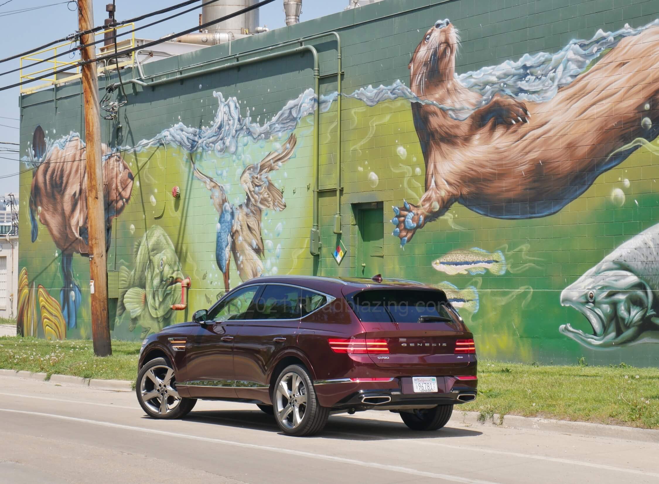 2021 Genesis GV80 2.5T AWD: Especially muscular stance from rear with sloping roof and wide flared quarter panels.