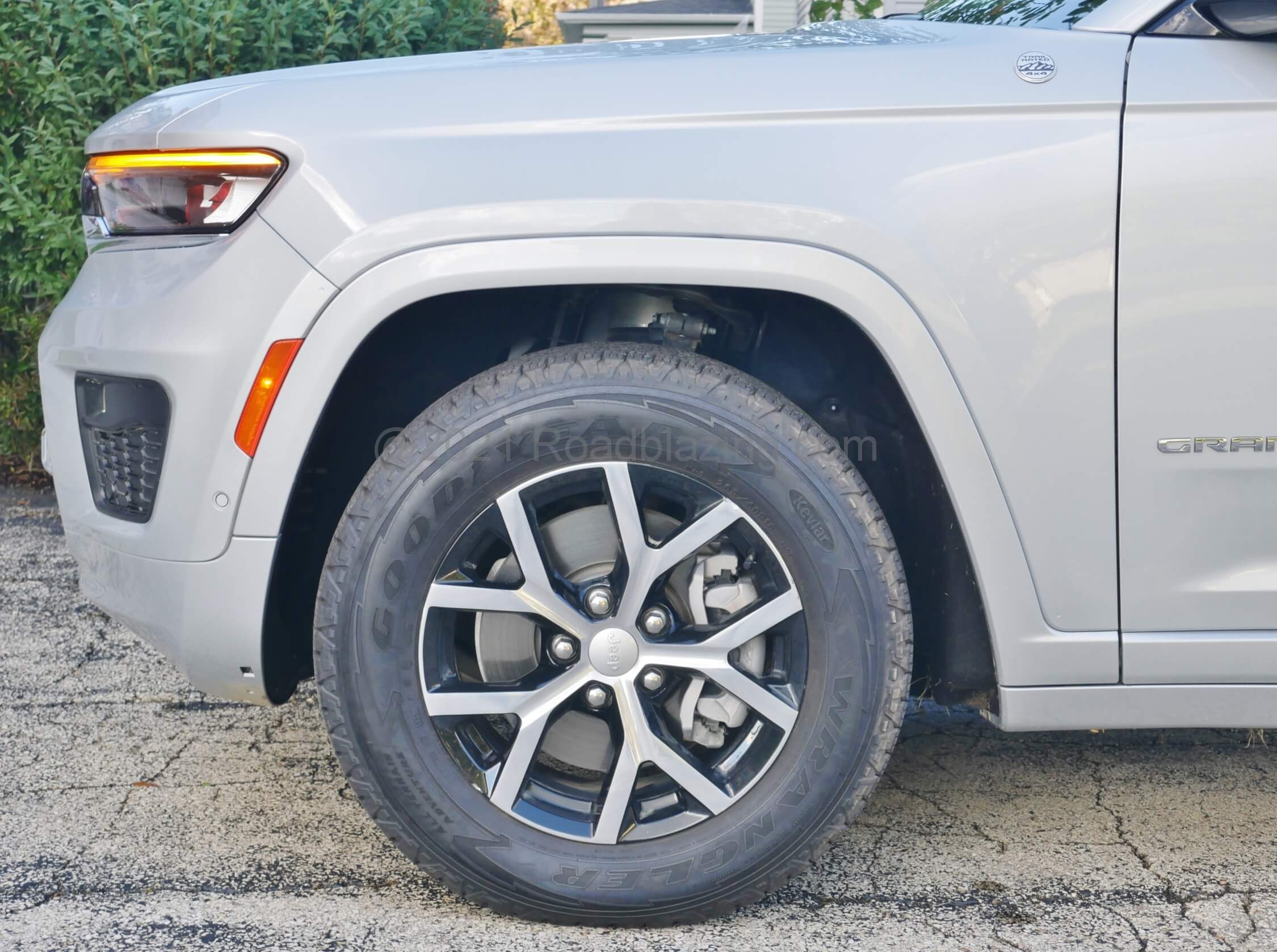 2021 Jeep Grand Cherokee L Overland 5.7L 4x4: fully multi-link fore & aft suspension optioned w/ Quadra-Lift e-dampers & air springs = 2.5" extra ground clearance, 24" water fording
