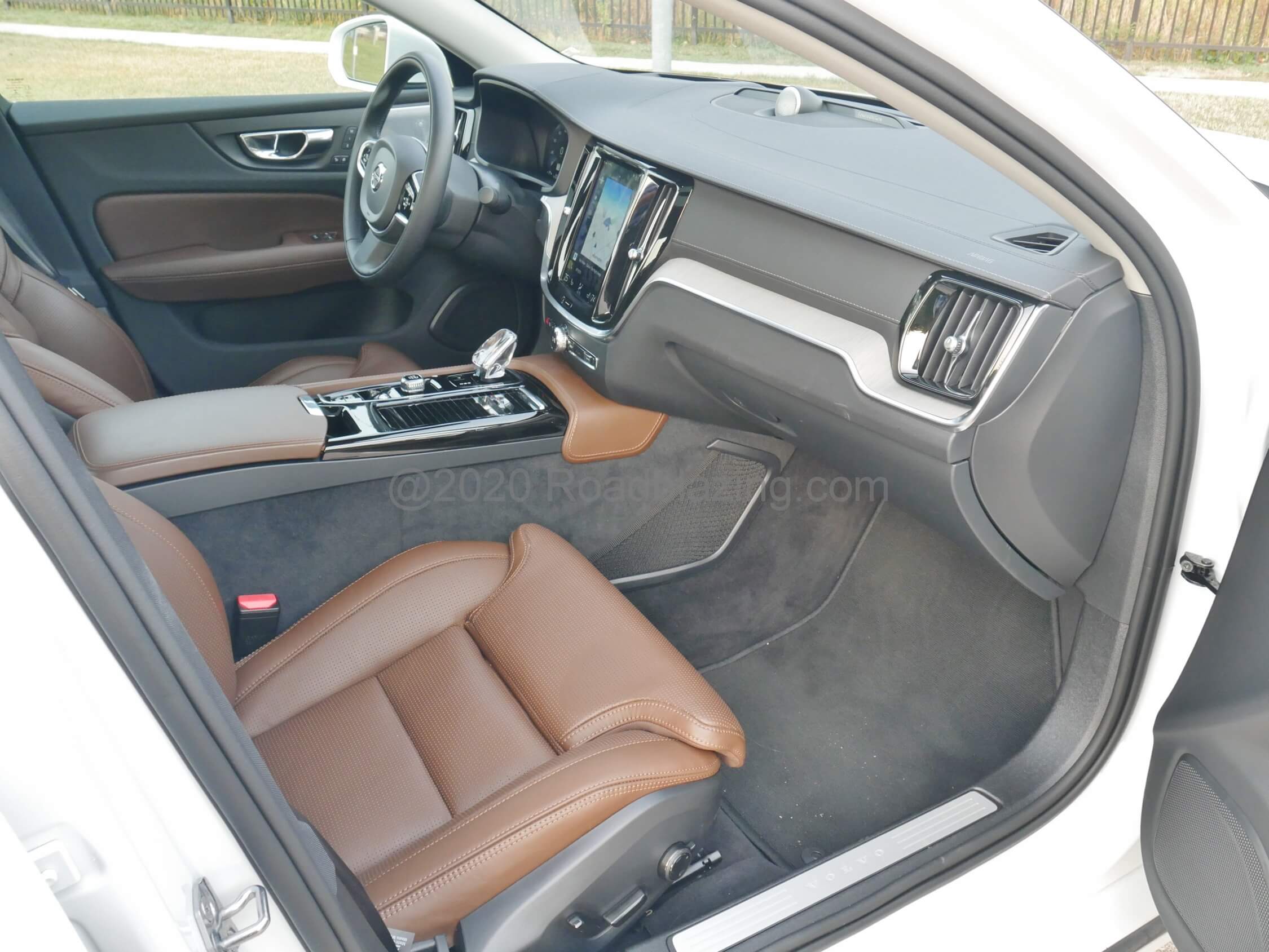 2020 Volvo S60 T8 AWD PHEV: genuine ash wood inlays and aluminum trim