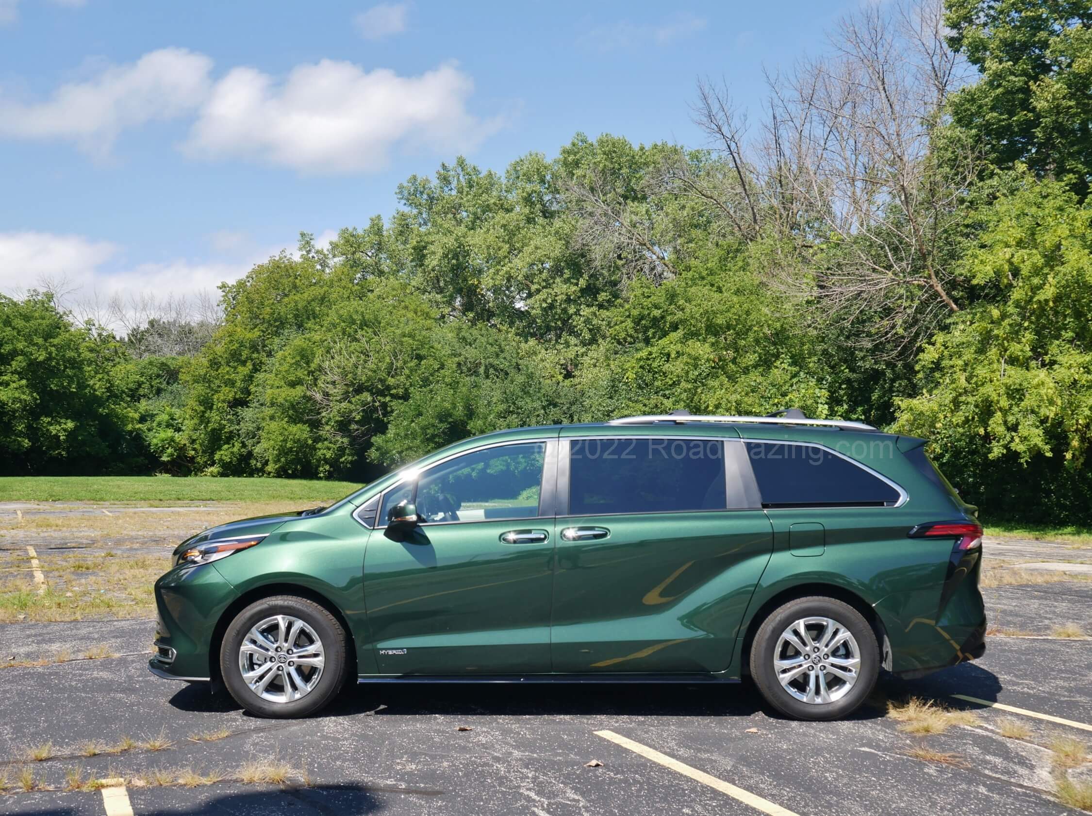 2021 Toyota Sienna Hybrid Platinum AWD: Bulkier lower body creases rise to meet wide rear quarters