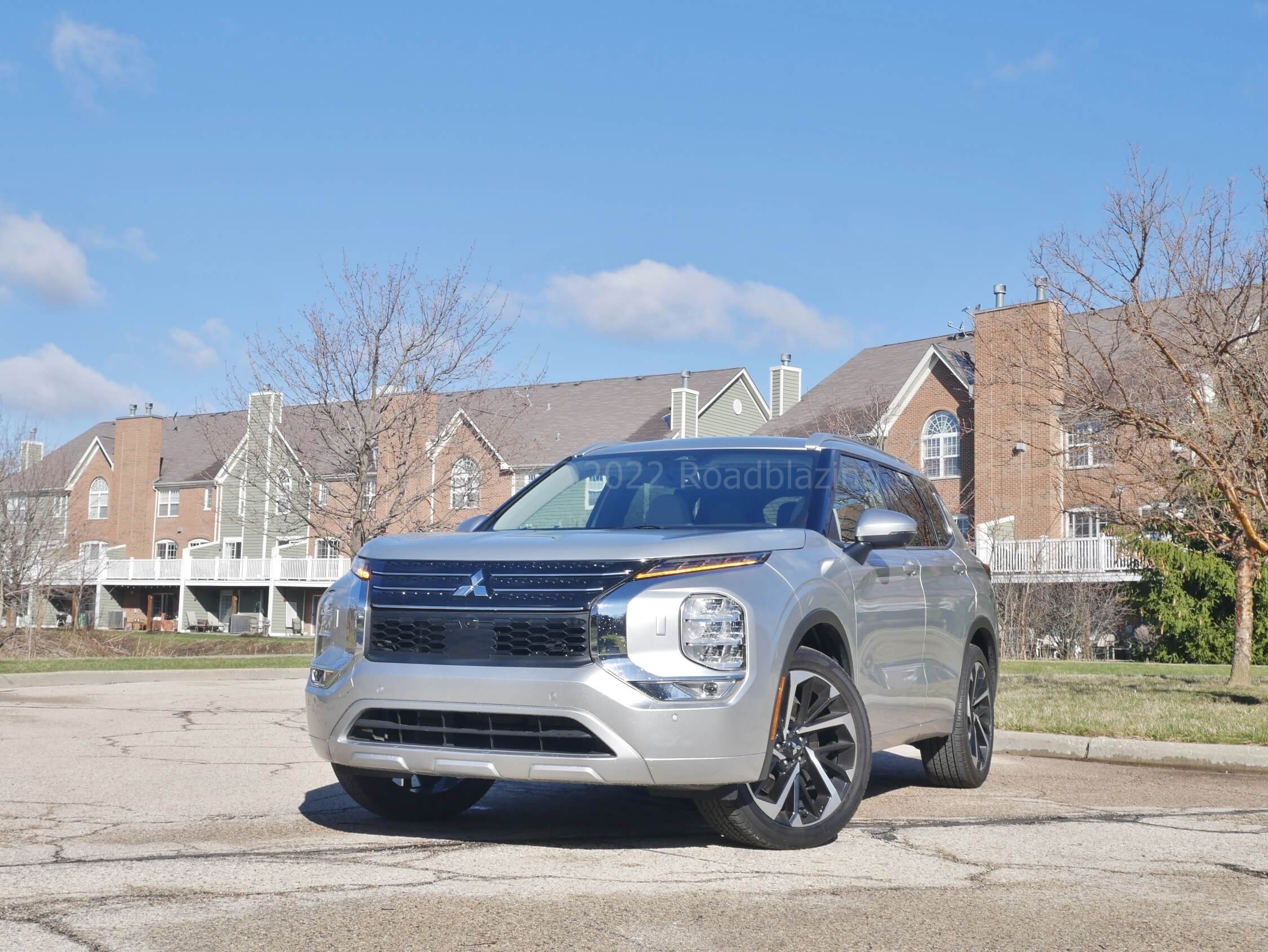 2022 Mitsubishi Outlander 2.5L SEL AWC: Bolder shoulder front end with lots of chrome bling