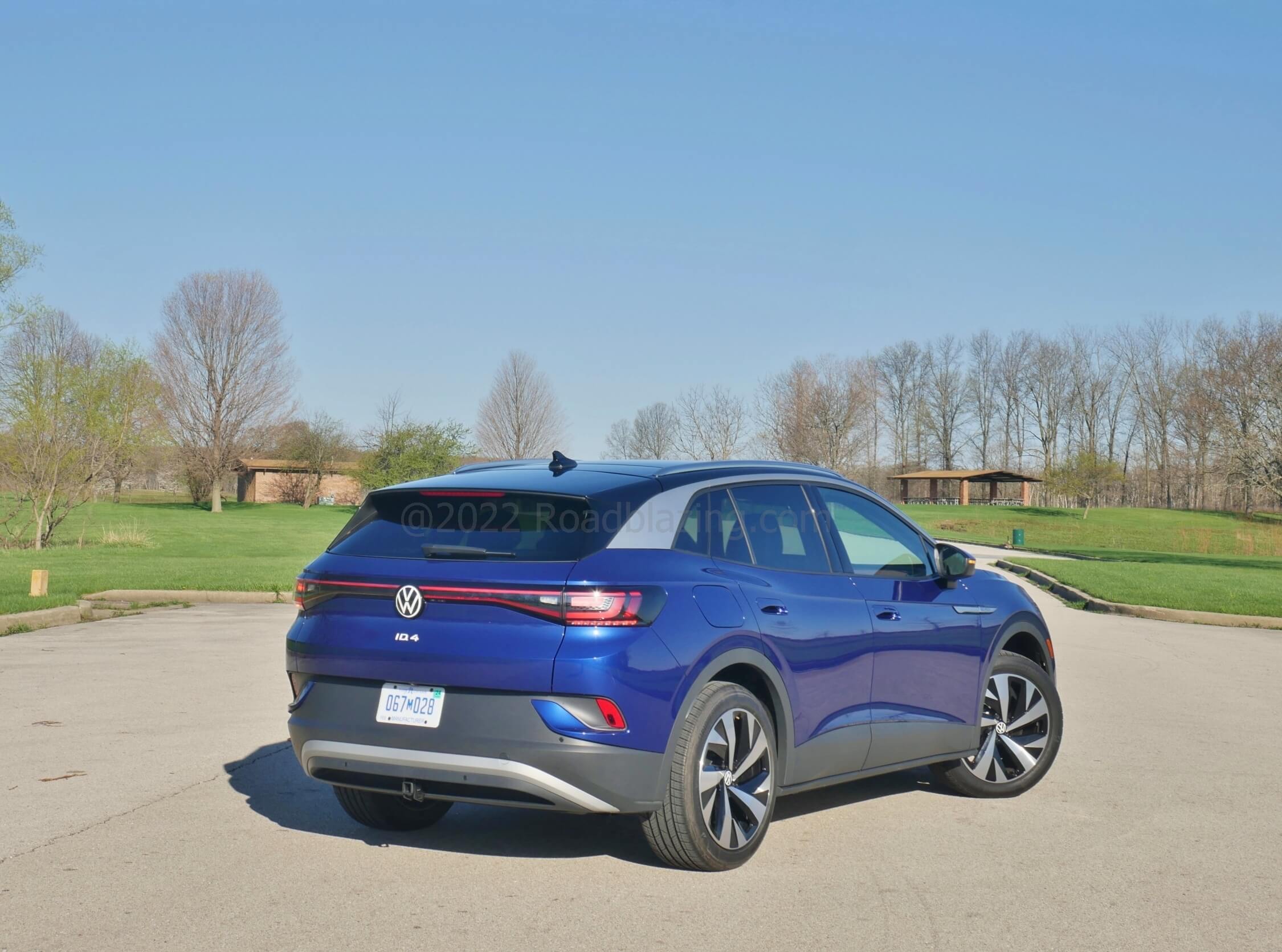 2021 Volkswagen ID.4 Pro S AWD: floating roof enhanced by satin metallic finish D-pillar