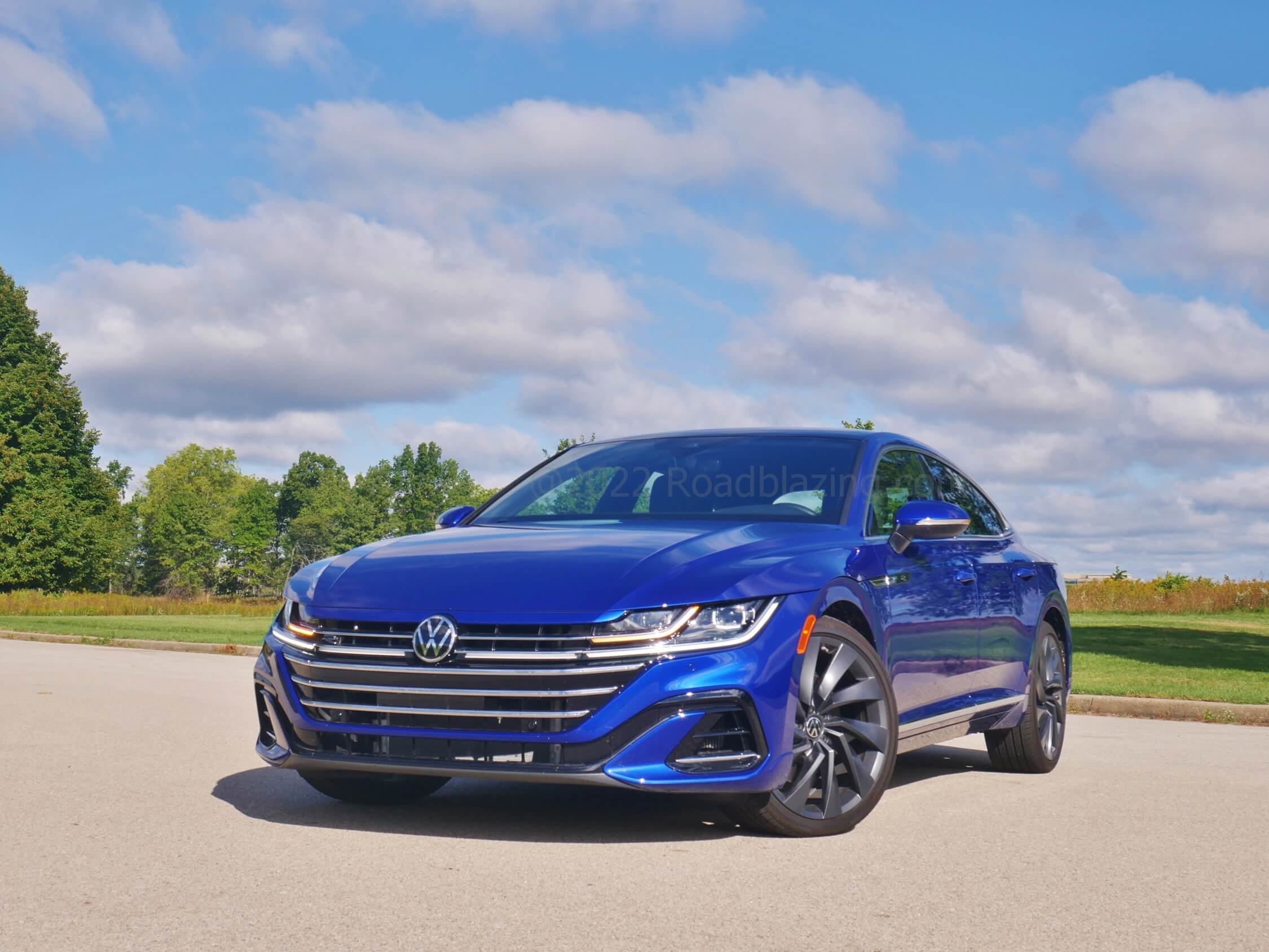 2022 Volkswagen Arteon R-Line 4Motion: last year brought the new floating VW emblems illuminated with a lateral grille lightbar in front