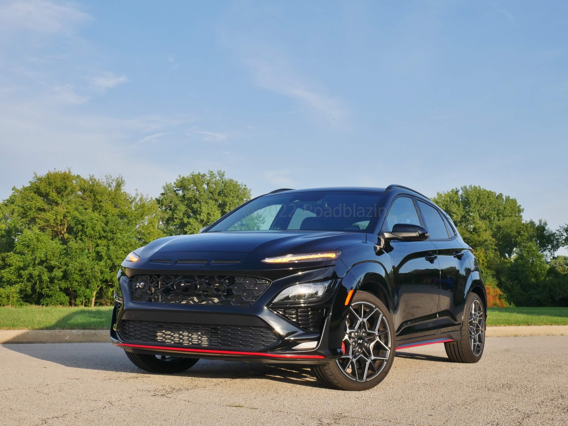 2022 Hyundai Kona DCT: Gloss darkened grille + lower fascia w/ emphatic corner creases emphasized by Ultra Black for Darth Vader Junior look.