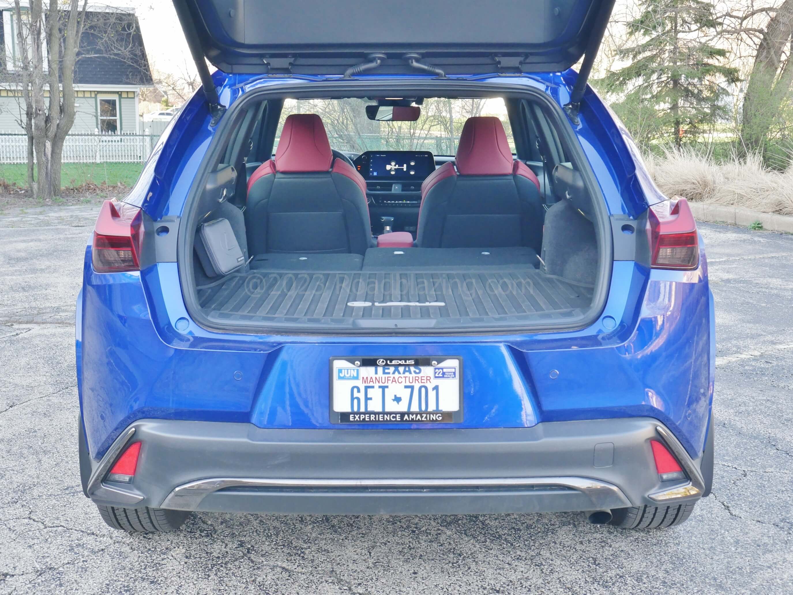 2023 Lexus UX 250 AWD F-Sport: relatively high load liftover height