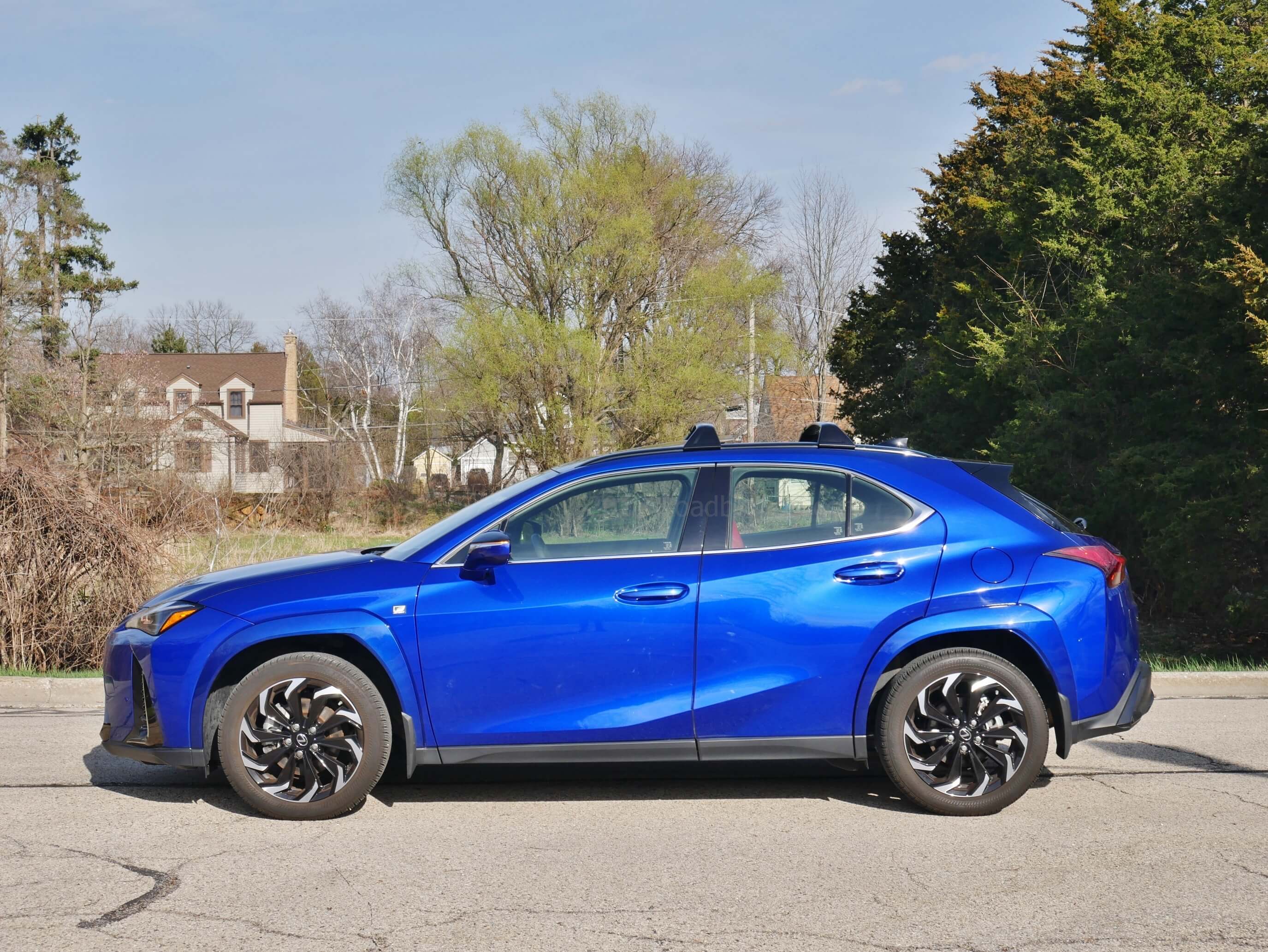 2023 Lexus UX 250 AWD F-Sport: available body colored wheel arch cladding in Ultrasonic Blue Mica 2.0 + two tone black roof = more integrated look