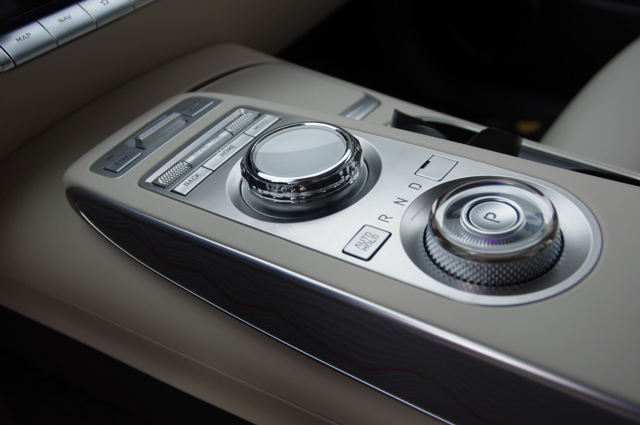 2022 Genesis GV70 2.5T Advanced AWD: center console twist dials for remote infotainment control & drive position selector