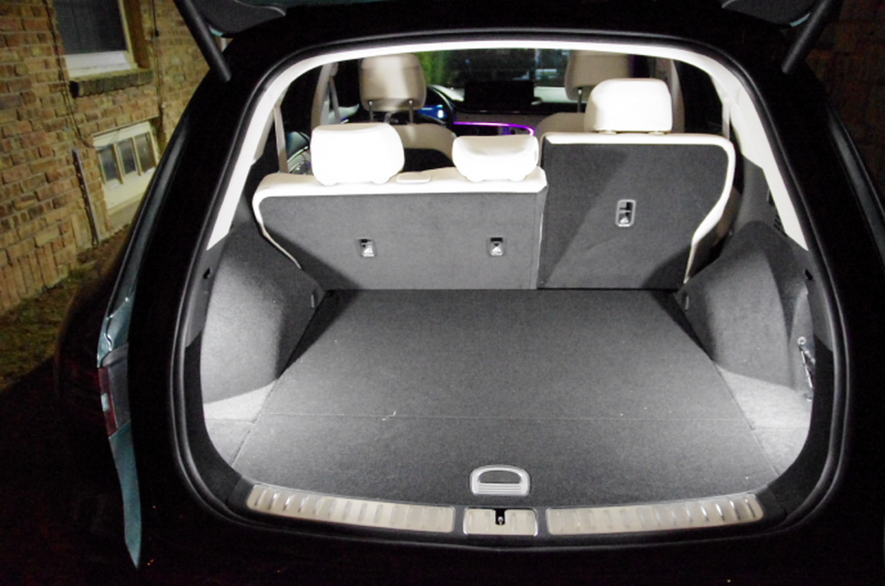 2022 Genesis GV70 2.5T Advanced AWD: top notch cargo bay trim