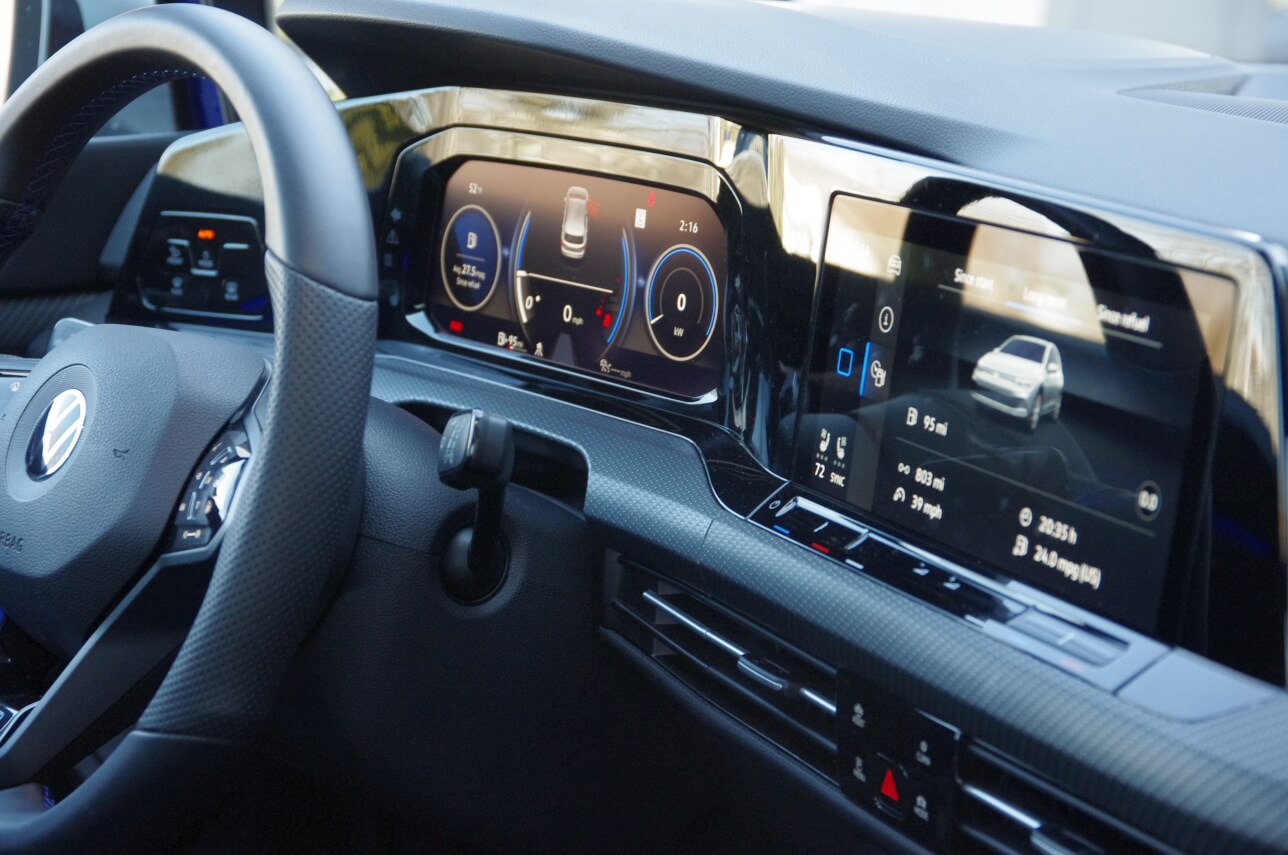 2022 Volkswagen Golf R: high resolution displays