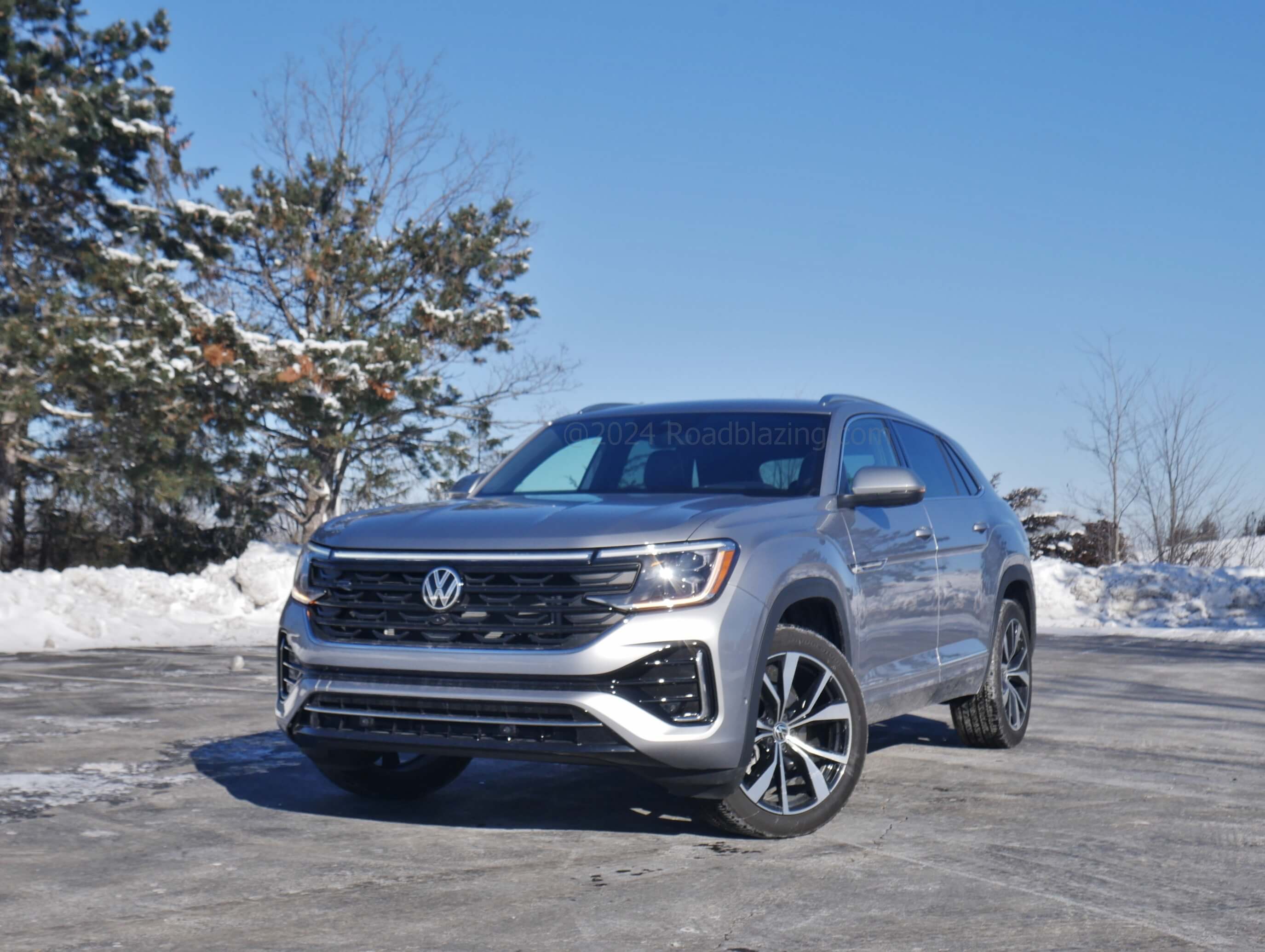 2024 Volkswagen Atlas Cross Sport 2.0T SEL R-Line 4Motion: adopting a sub-hood light bar + bow-tie bumper cover