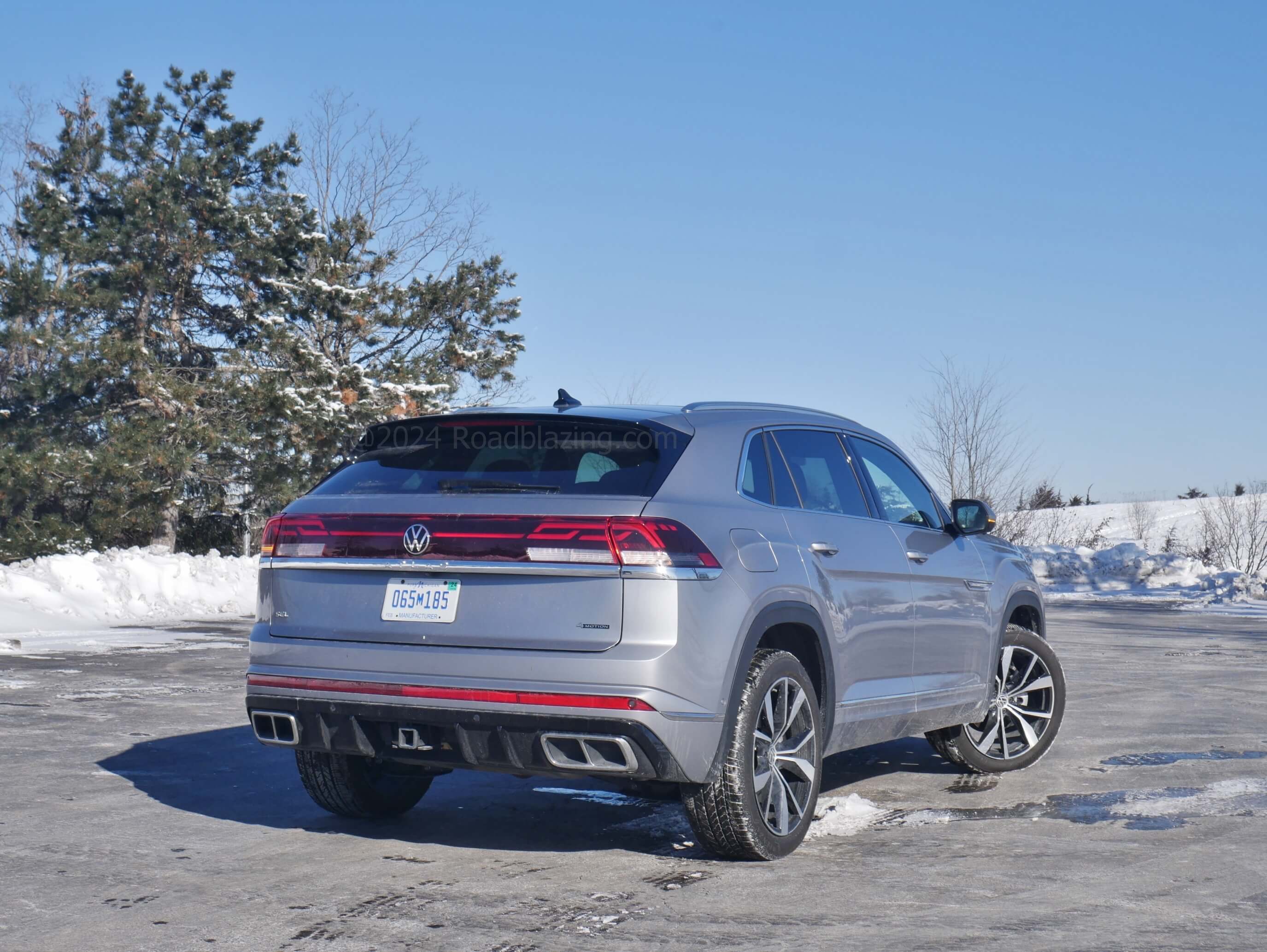 2024 Volkswagen Atlas Cross Sport 2.0T SEL R-Line 4Motion: new mid liftgate full light bar + sporty lower rear diffuser