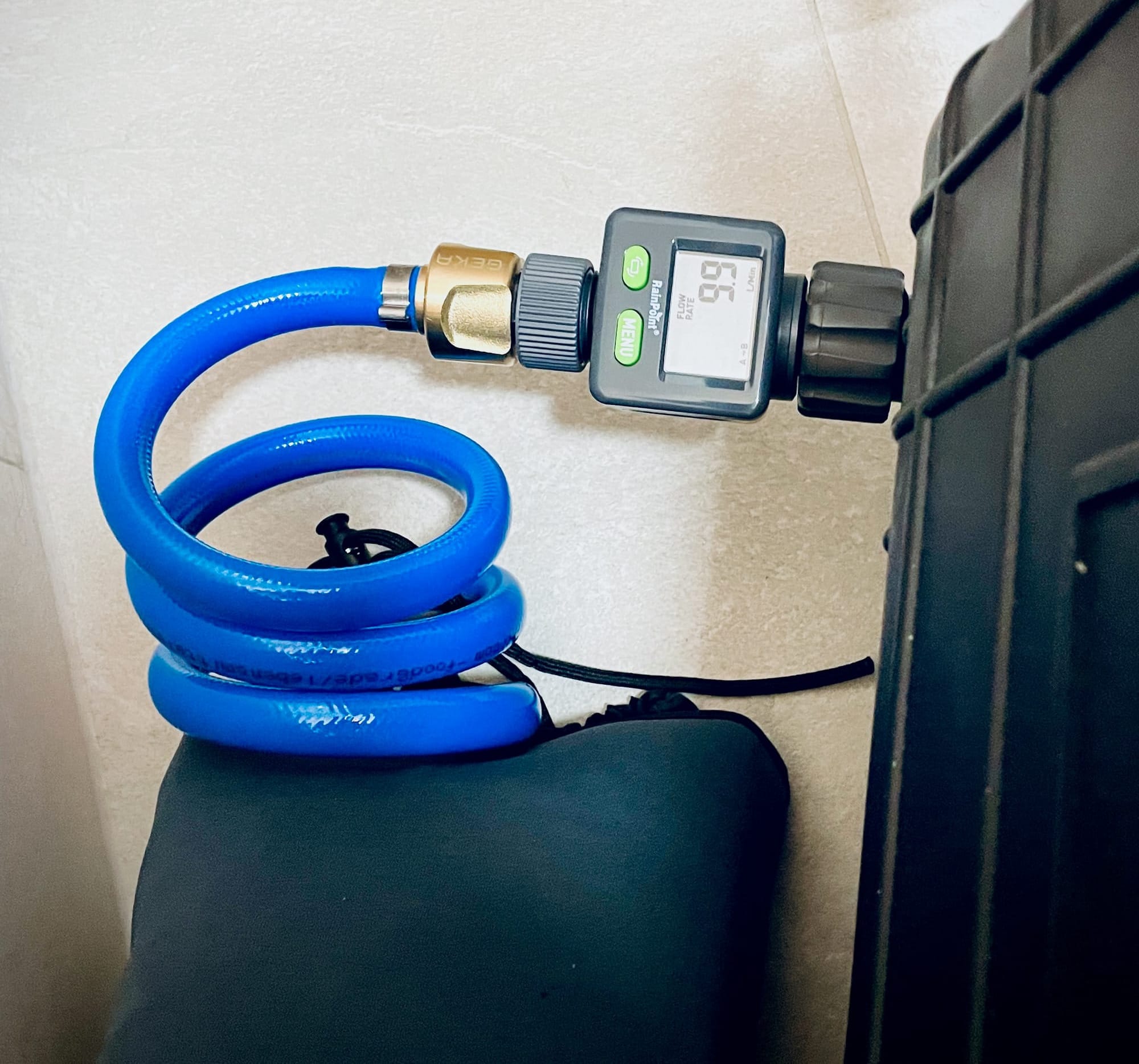 Flow meter displaying the throughput through a garden hose