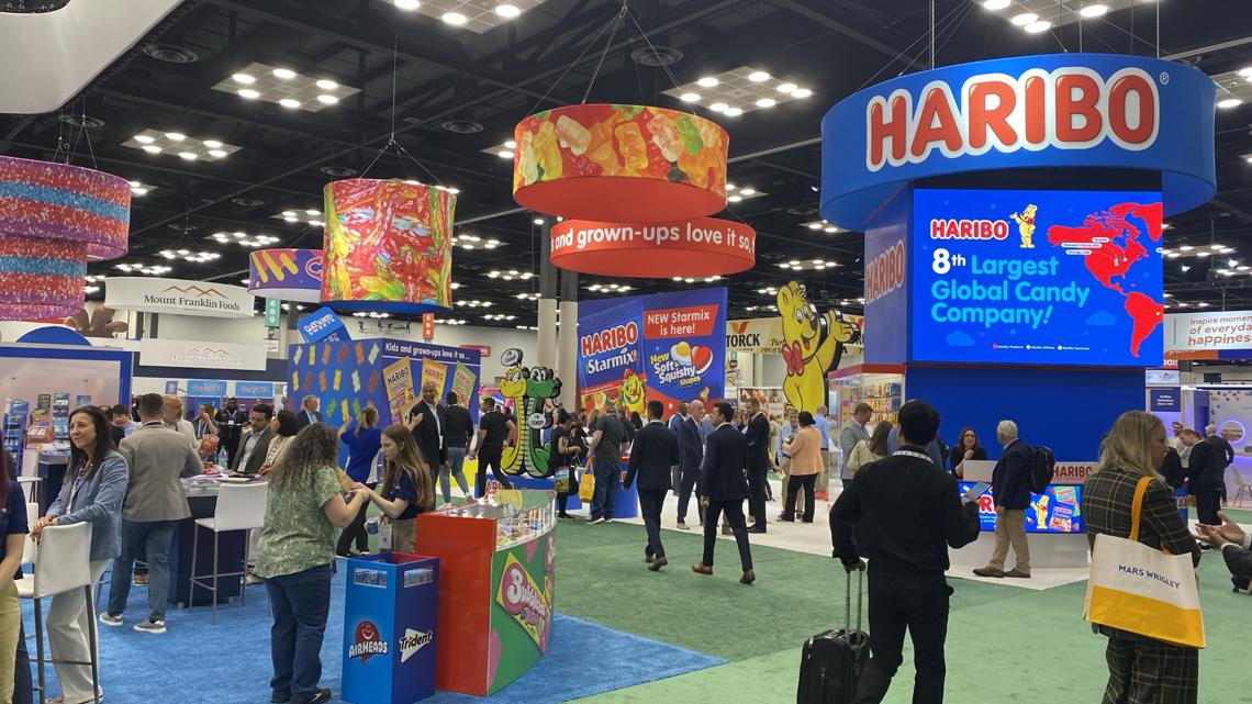 Images shows a packed main floor at the 2025 Sweets & Snacks Expo