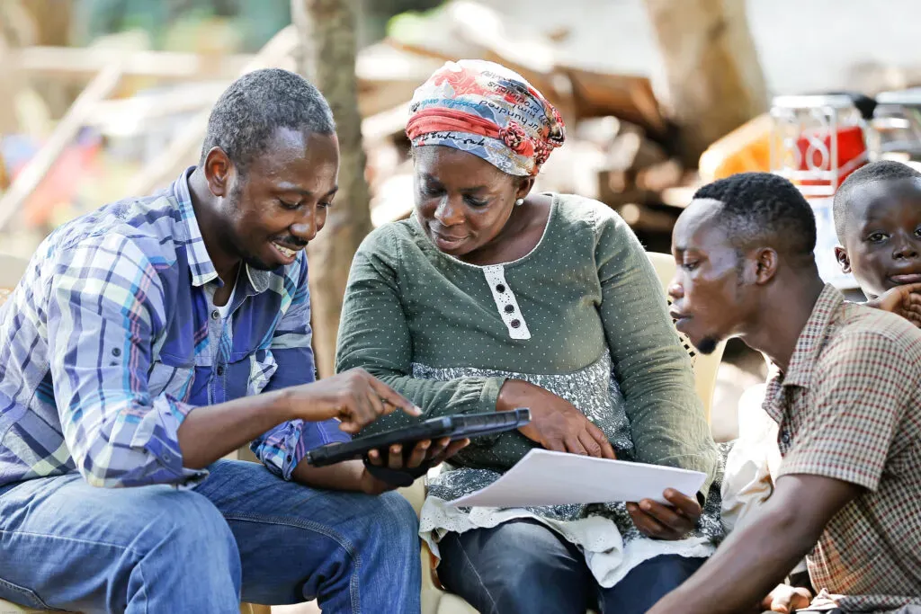 Image shows Rainforest Alliance farmers using AI technologies