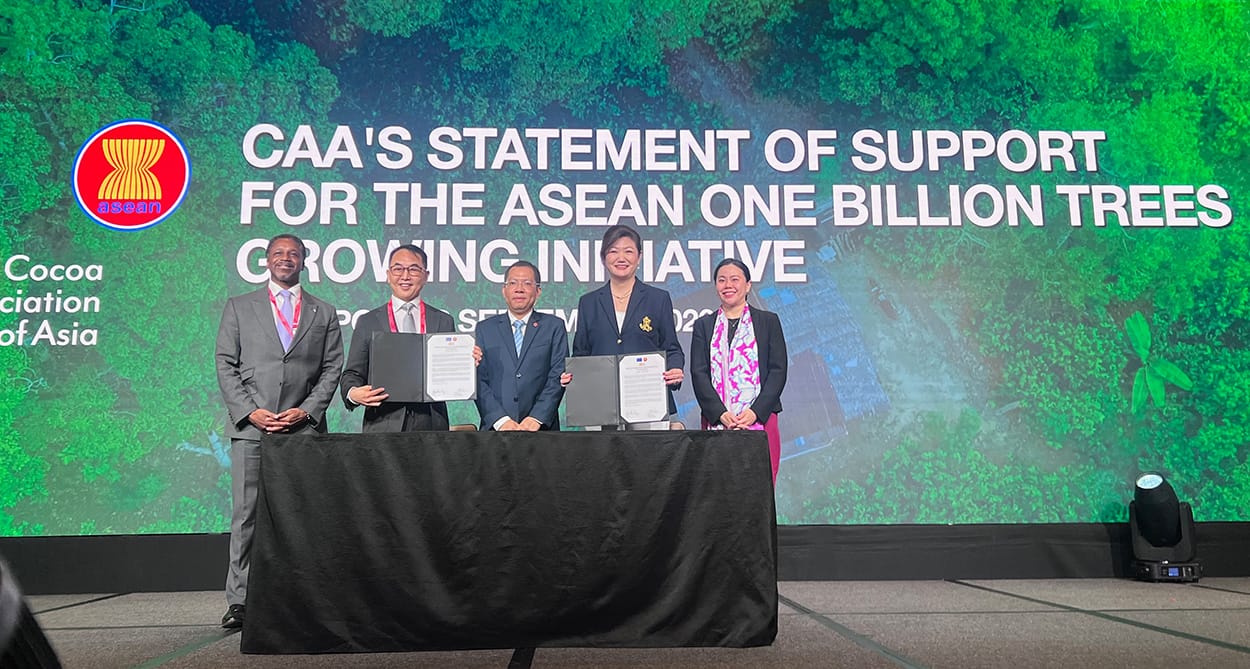 Image shows Shirley Choo (second from right) signinging of the formal statement of support with stakeholders on behalf of the CAA.