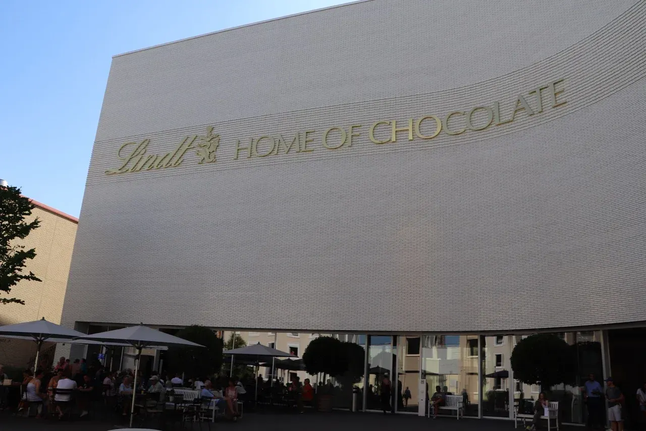 Image shows Lindt & Sprüngli Home of Chocolate building.